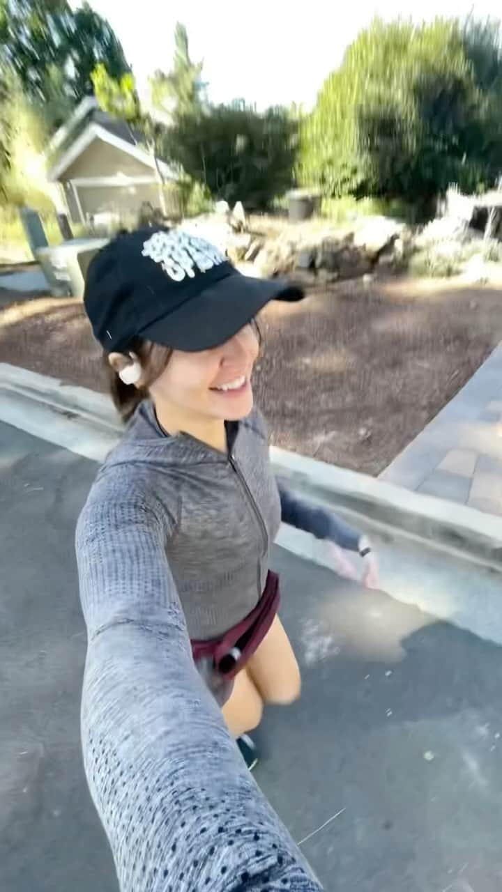 Nikki Blackketterのインスタグラム：「Lesson learned: the shoes DO matter 👟✨  Been running consistently for a couple of weeks now, taking breaks when I feel pain, trying not to go too hard too fast on the new habit BUT IM WEIRDLY ENJOYING IT and never in my life did I think I would say that 😂 Who knew?   #runningvlog   super swaggy cool running fit: @lululemon bum bag shorts: @shopvitality  zip up: @wearetala  shoes: @asics gel keyano 30 hat: my new merch drop 10/26 shopnikkib.com headphones: @beatsbydre」