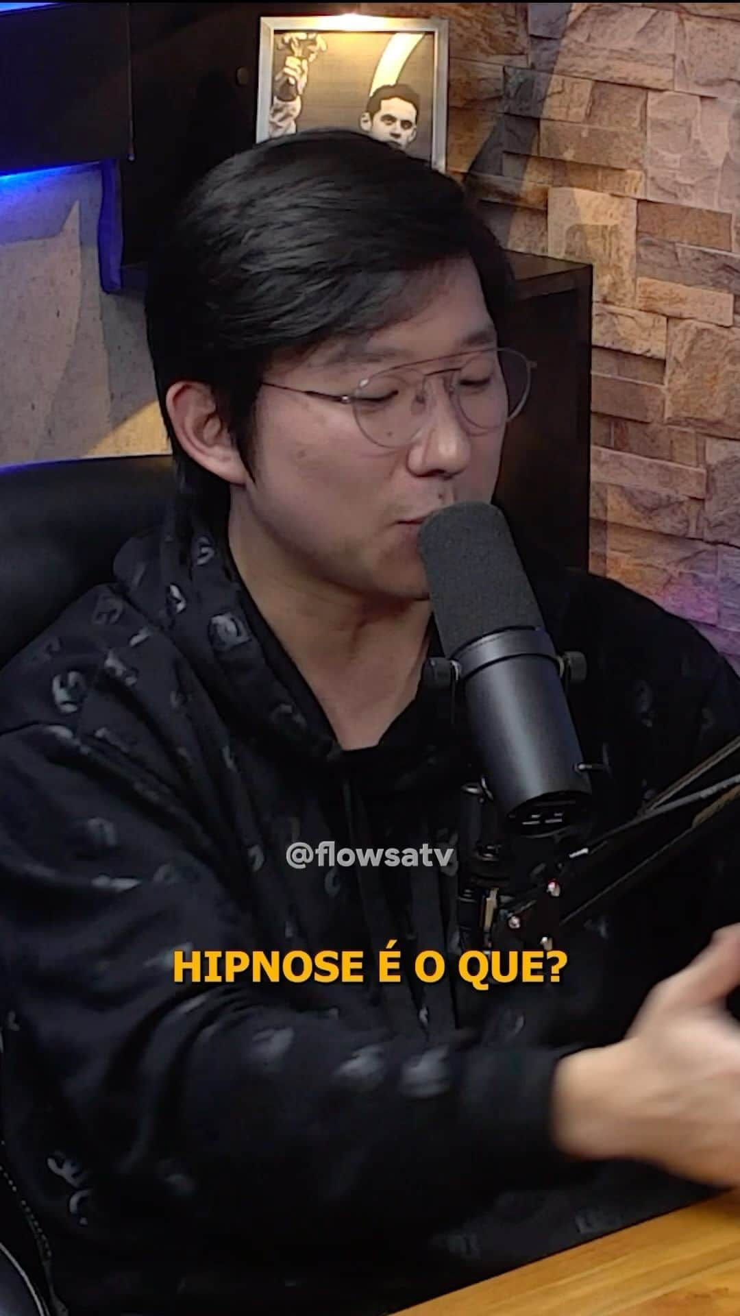 チアゴ・ペレイラのインスタグラム：「Você sabia que assistir a um filme é um tipo de hipnose? 😳  @pyonglee foi o convidado do Além da Raia dessa semana! É toda terça, às 18h, com @thiagopereira 🏊‍♂️   #pyonglee #hipnose #alemdaraia #flowsa #thiagopereira」