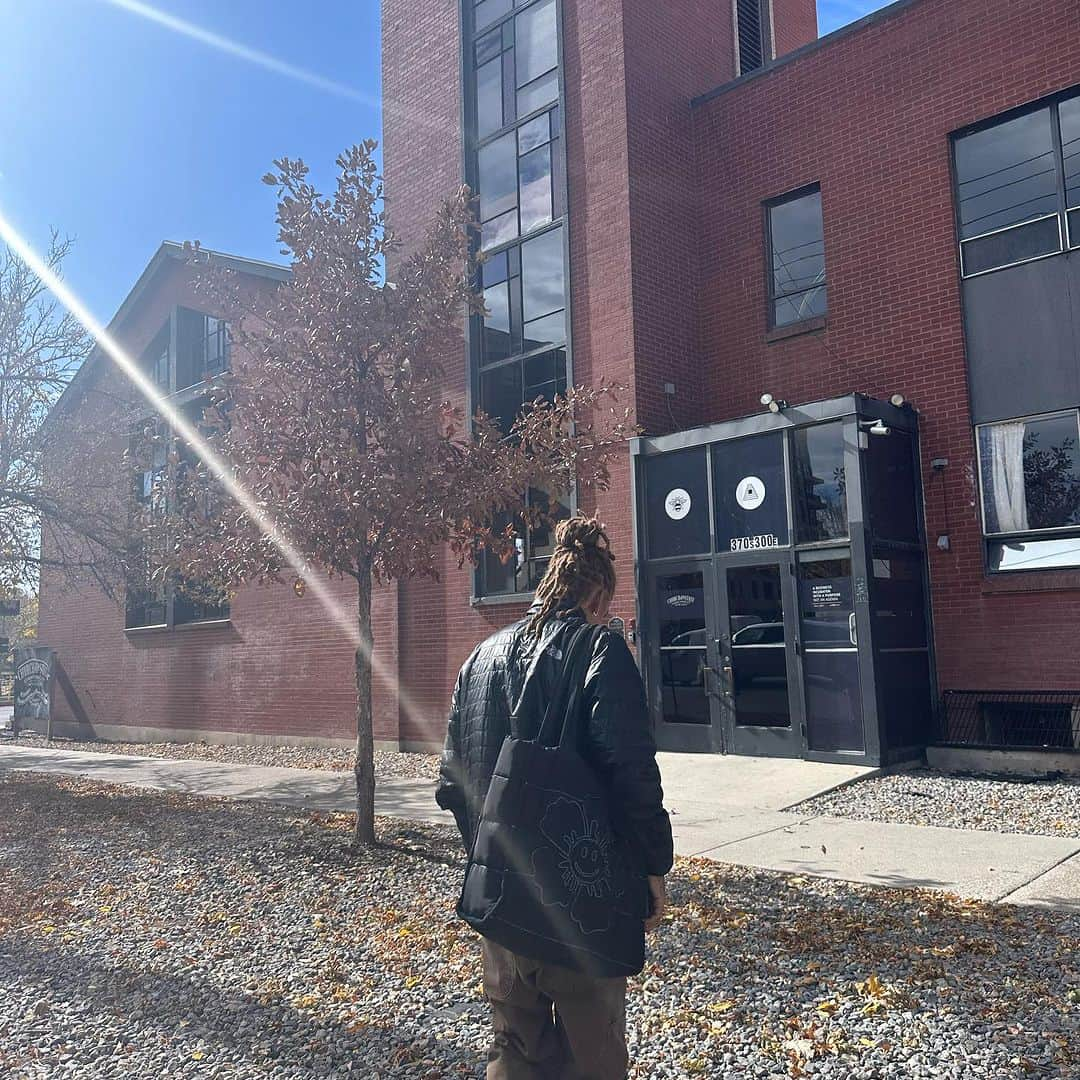 ケイリン・ルッソさんのインスタグラム写真 - (ケイリン・ルッソInstagram)「5-7 pm Salt Lake City come hang n listen to music @heresmineslc」10月26日 6時11分 - cailinrusso