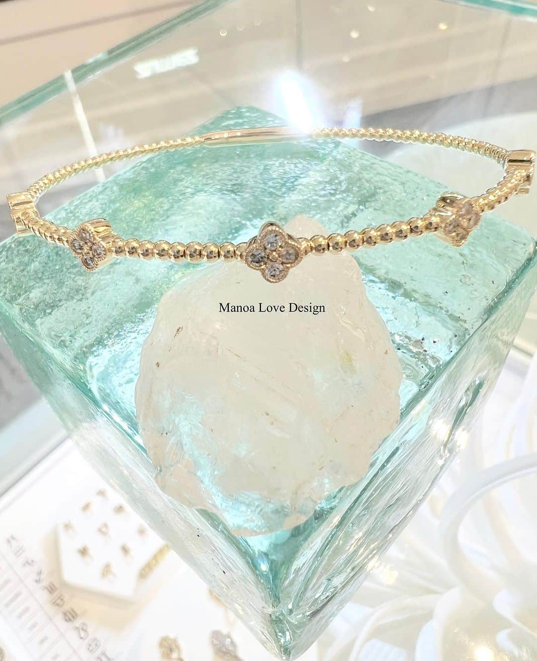 Manoa Love Design Hawaiiさんのインスタグラム写真 - (Manoa Love Design HawaiiInstagram)「Diamond five flowers bracelet✨ www.manoalovedesign.com  #manoalovedesign #flowerbracelet #diamondbracelet #customjewelry #waikiki#honoluluhawaii #internationalmarketplace #internationalmarketplacewaikiki #manoa#waikikibeach #moanasurfrider #kalakauaave #マノアラブデザイン #マノア#フラワーブレスレット #ワイキキ」10月26日 6時09分 - manoa_love_design