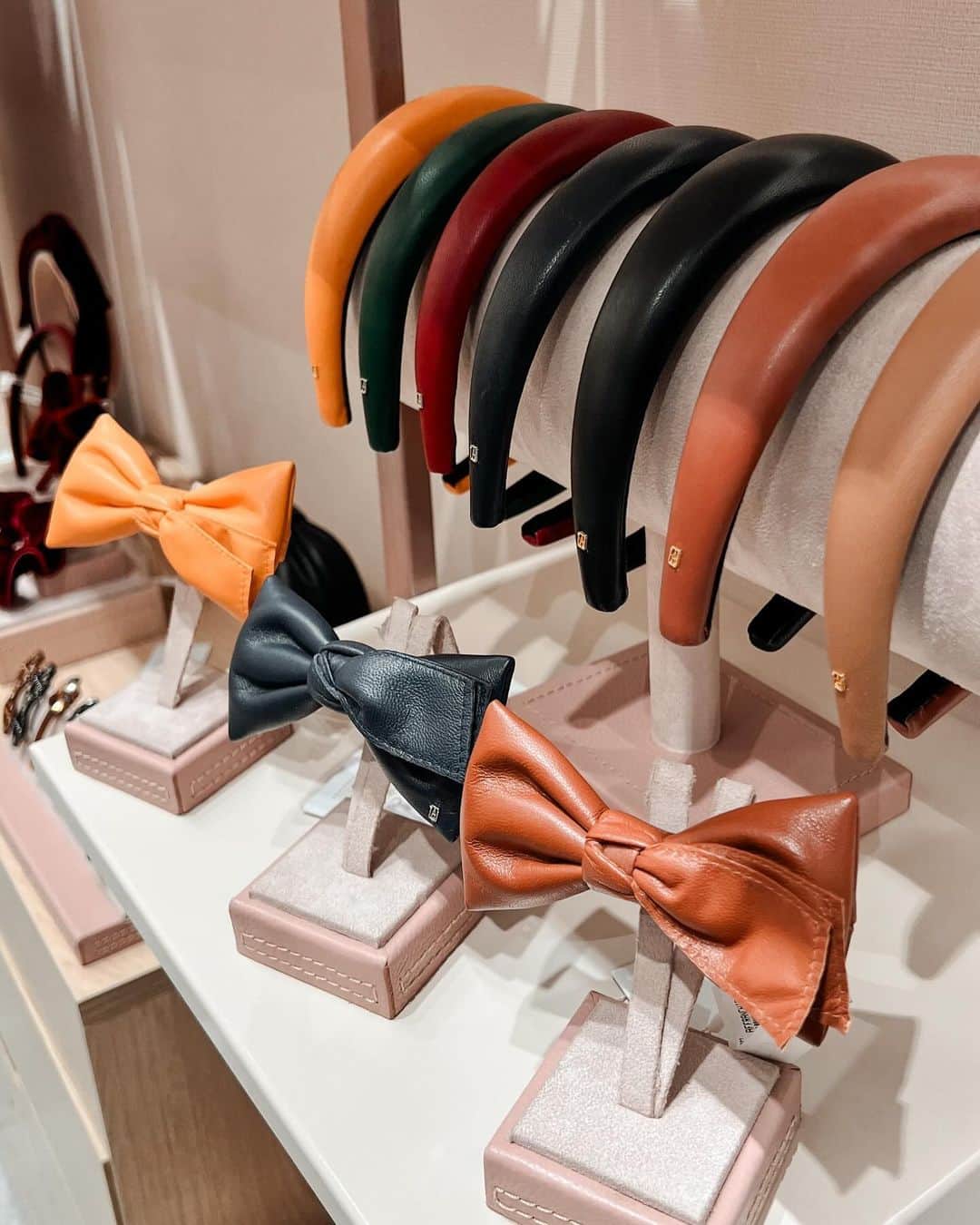 アレクサンドル ドゥ パリのインスタグラム：「Leather 🎀  Disponível online e em uma de nossas lojas no Shopping Cidade Jardim ou Shops CJ.  #handmadeinfrance🇫🇷」