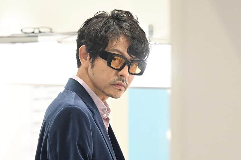 山中崇のインスタグラム：「父•航輔のなりすまし開始。 (※メガネの大きさは憎しみの深さに比例しています) ブラックファミリア、今夜第4話です。 🐦‍⬛🐦‍⬛🐦‍⬛🐦‍⬛🐦‍⬛ 第4話今夜11:59〜放送🌃 |◤#ブラックファミリア 🎭◢|  ついに新堂家の父･航輔の “なりすまし”開始📢 一葉は、早乙女家当主・秋生へ 接近を開始して...  #TVer で1〜3話配信中📡 ▶ https://tver.jp/episodes/ep1n4on3a8」