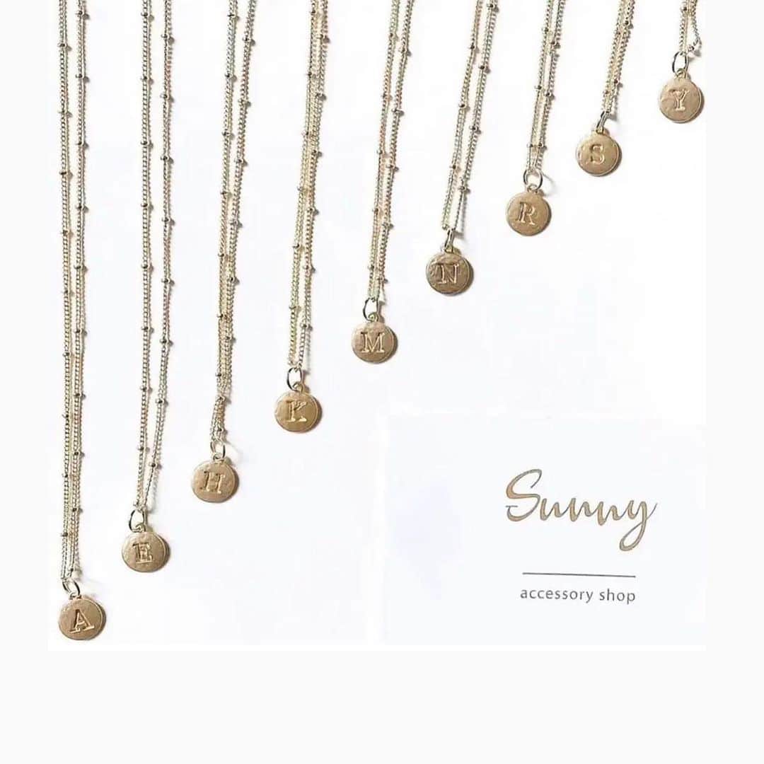 埼玉 戸田市 ハンドメイドアクセサリー ピアス販売 SUNNY?のインスタグラム：「今日もママが笑顔で みんなの日常がしあわせでありますように..♡  ▷イニシャルコインネックレス実店舗で販売中です 　遠方のお客様はDMからお問い合わせ下さい✉️ ________________________________________ 実店舗 LINEご予約制 所在地 埼玉県戸田市本町4-14-14-2階  MeriHariLab/Sunny 戸田公園駅東口徒歩2分 ________________________________________」