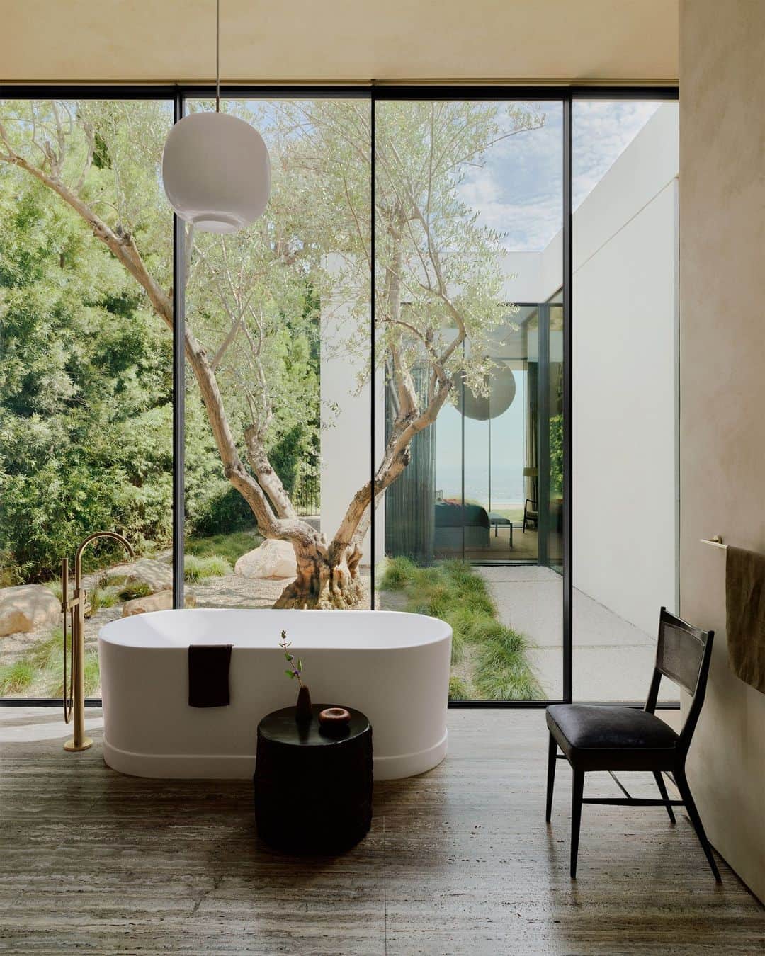 ELLE DECORさんのインスタグラム写真 - (ELLE DECORInstagram)「Washing away the city hustle in this serene bathroom oasis, designed by architects Brett Woods and Joseph Dangaran of Woods + Dangaran (@woods_dangaran) with ELLE DECOR A-List firm Studio Mellone (@studiomellone). “The ceilings are 12 feet tall, which can make it hard to create a house that feels human in scale,” Woods says. The duo used clever compositional elements—built-in wood niches, floor-through sight lines—to visually divide the grander proportions into something more intimate.  Click the link in the bio to tour the rest of this Hollywood Hills house, as featured in our November 2023 issue. Written by @isuredontknow. Styled by @amykchin. Photographed by @william.jess.laird.」10月26日 7時00分 - elledecor