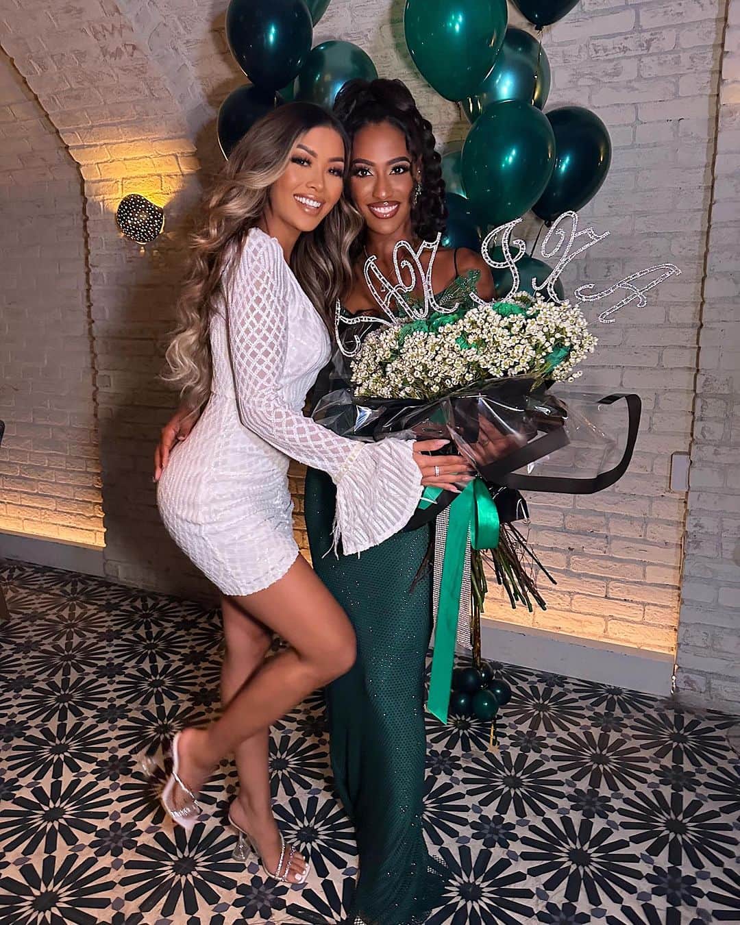 リアン Vのインスタグラム：「Happy Birthday to my gorgeous @official_janina 🎉 So grateful for our friendship! Your fun spirit and genuine kindness make every moment unforgettable. Continue shining like the star you are! 🤩 Here's to making many more beautiful memories! Love youuu bestie! 🥳🎂🎈  Cake: @karinascakehouse」
