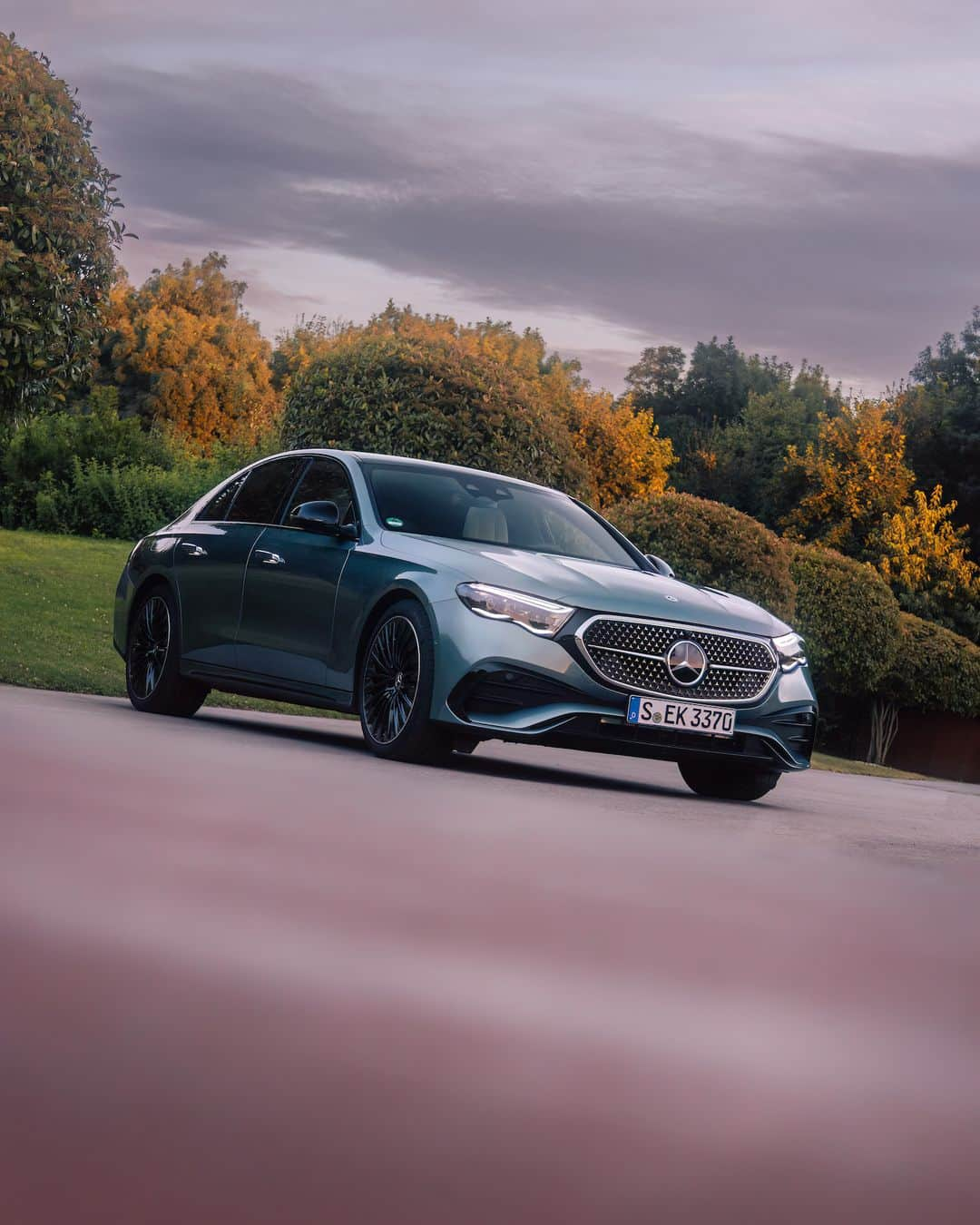 メルセデス・ベンツさんのインスタグラム写真 - (メルセデス・ベンツInstagram)「Ride every route in comfort and style. 😌  📷 @dscvr.twins for #MBcreator   #MercedesBenz #EClass」10月26日 6時55分 - mercedesbenz