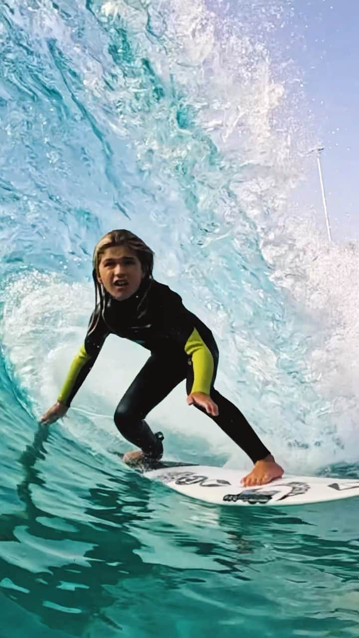 Robbie Crawfordのインスタグラム：「POV: getting @kswaveco barreled at 8 years old 🔮🤙🏼 Video @robbiecrawford & SO to the @snaptfive crew!」