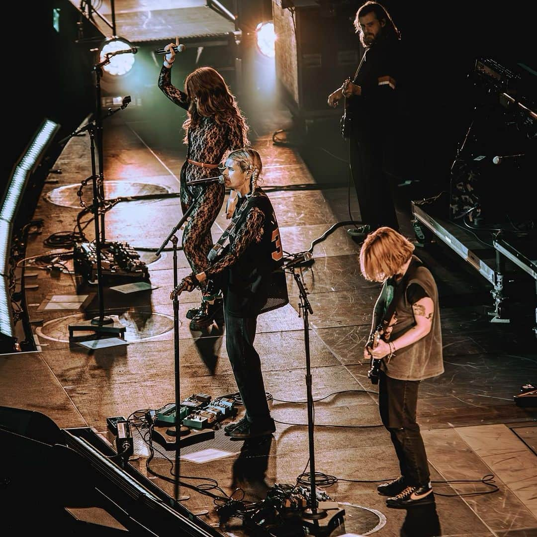 グループラブさんのインスタグラム写真 - (グループラブInstagram)「DENVER we are HERE WITH @pink ! Come early and stay late! This one’s gonna be fun as hell if we can catch our breath ❤️🙌」10月26日 6時50分 - grouplove