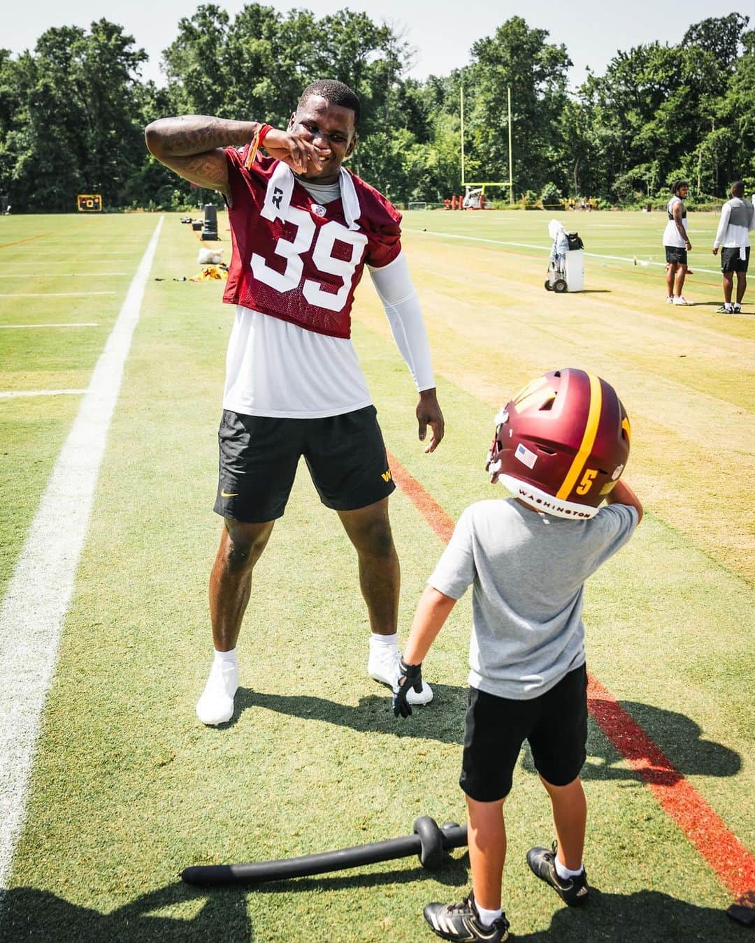 ワシントン・レッドスキンズのインスタグラム：「swipe to see the get well soon card Beau Way sent to @jr1era 🥹」