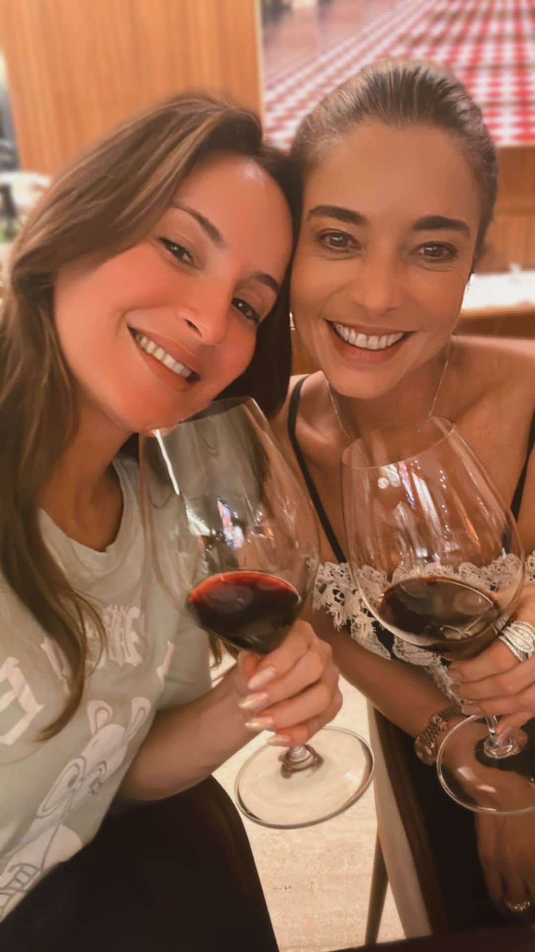 Claudia Leitteのインスタグラム：「Quando você vai cuidar da pele e entende que é sobre cuidar do coração. Uma das minhas maiores amigas, minha dermatologista há 20 anos, minha parceira na criação de @yon.cosmeticos, @karlaassed, é linda demais!」