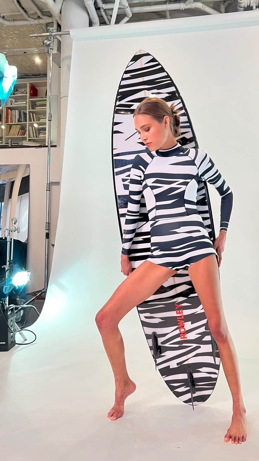 シンシア ローリーのインスタグラム：「Studio Surfer 🏄‍♀️📸 A sneak peak of our new & improved Shark Deterrent wetsuit! It will also be available in kids sizes.   The story behind this wetsuit: Surfers used to paint white stripes on their black wetsuits because sharks have difficulty identifying colors, so the black and white banding plays with their recognition of shapes, disrupting their vision and leaving them confused.」