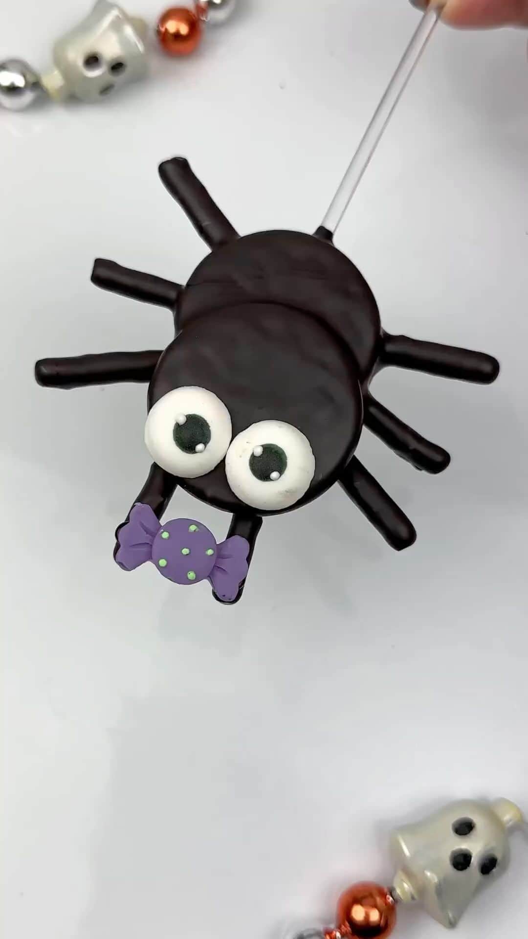 OREOのインスタグラム：「We’d like spiders if they all looked like this 🥹🕷️  📸: @beautyanddasweetz」