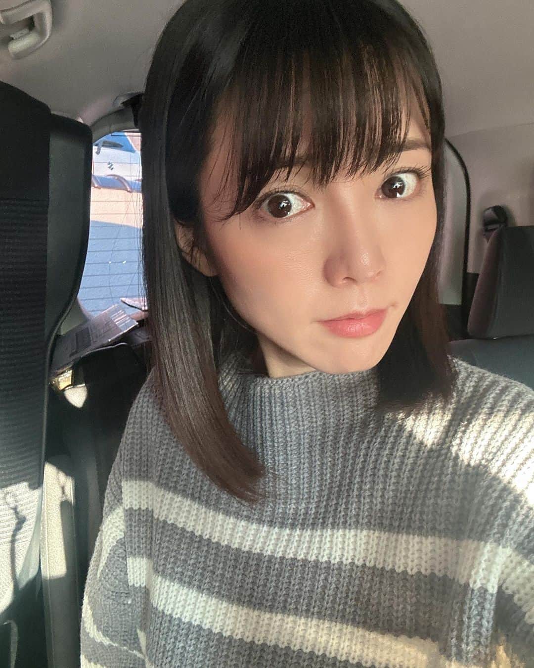 釈由美子のインスタグラム：「おはようございます😌 気持ちのいい朝ですね☀️  今朝は4時起きでドラマのロケ中です🎬 家から遠かったので、ホテルに前乗りしました💦 なのでたっぷり寝られて助かりました😪  本日は朝から夜まで、ガッツリかかる予定なので 気合いで栄養ドリンク2本も持ってきました😤✌️笑  今日も一日、心晴れやかにがんばりましょう💪💕  #お母さん役なので #メイクもナチュラルです👩 #この作品が終わったら #そろそろカラーして #髪の色を明るくしたいな🙄 #でも母親役が多いから#どうせ暗くしてって言われるな🫣笑」