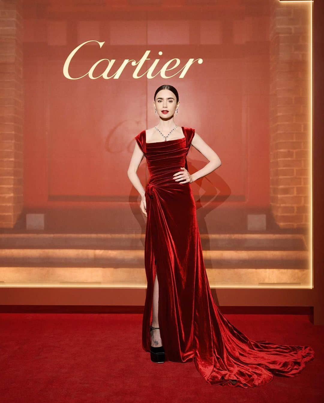 リリー・コリンズさんのインスタグラム写真 - (リリー・コリンズInstagram)「Truly a magical, bucket list experience with @cartier in Beijing — made even more meaningful by having my mom by my side on The Great Wall. This is a trip we’ve been dreaming about taking together for years, and it exceeded all our expectations. Feeling beyond grateful to my @cartier family for making this dream a reality…」10月26日 7時02分 - lilyjcollins