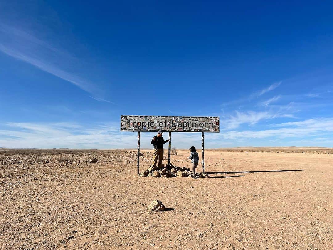 榎戸教子のインスタグラム：「【ナミビア】 Tropic of Capricorn 南回帰線で記念撮影。  地球儀をみると、 南緯23度26分のところに、 赤道と平行に引かれているあの線です。  ナミブ砂漠を ジープでぶんぶん走ります。  #tropicofcapricorn #namibia #desert #worldtraveler #trip #africa #ナミビア #砂漠 #世界一周」