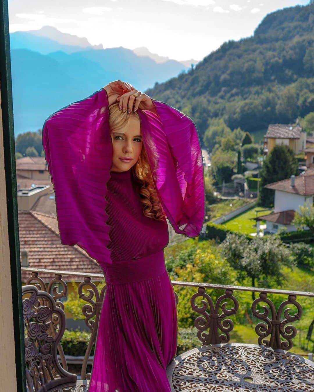 ミリーのインスタグラム：「The dress of our dreams💜💫」