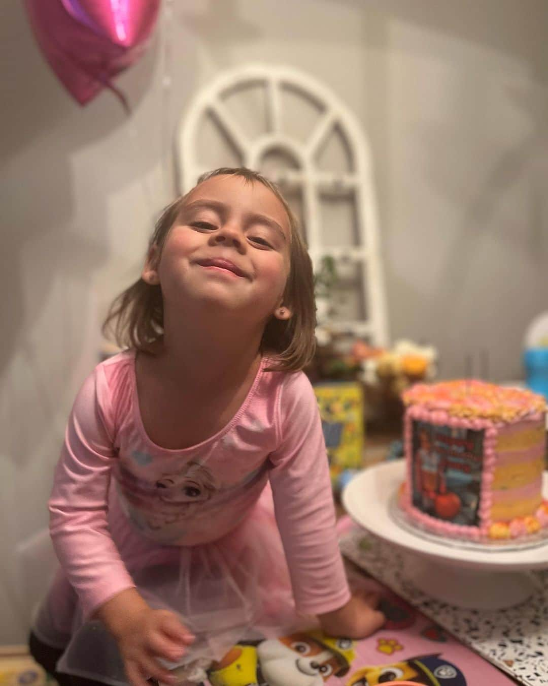 メーガン・デュアメルさんのインスタグラム写真 - (メーガン・デュアメルInstagram)「Happy Birthday Sweet Girl!   Zoey is 4 today 🎉   Thoughtful, intellectual, brave and kind.   Can’t believe how far we’ve come! From the NICU to covid lockdowns and now to kindergarten!   Proud to be her mama!   Cake from @theheartyhooligan 🎂   #thisis4 #happybirthday」10月26日 7時13分 - meaganduhamel