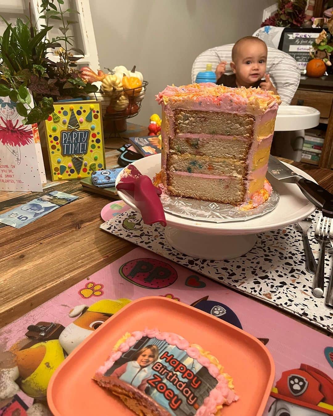 メーガン・デュアメルさんのインスタグラム写真 - (メーガン・デュアメルInstagram)「Happy Birthday Sweet Girl!   Zoey is 4 today 🎉   Thoughtful, intellectual, brave and kind.   Can’t believe how far we’ve come! From the NICU to covid lockdowns and now to kindergarten!   Proud to be her mama!   Cake from @theheartyhooligan 🎂   #thisis4 #happybirthday」10月26日 7時13分 - meaganduhamel