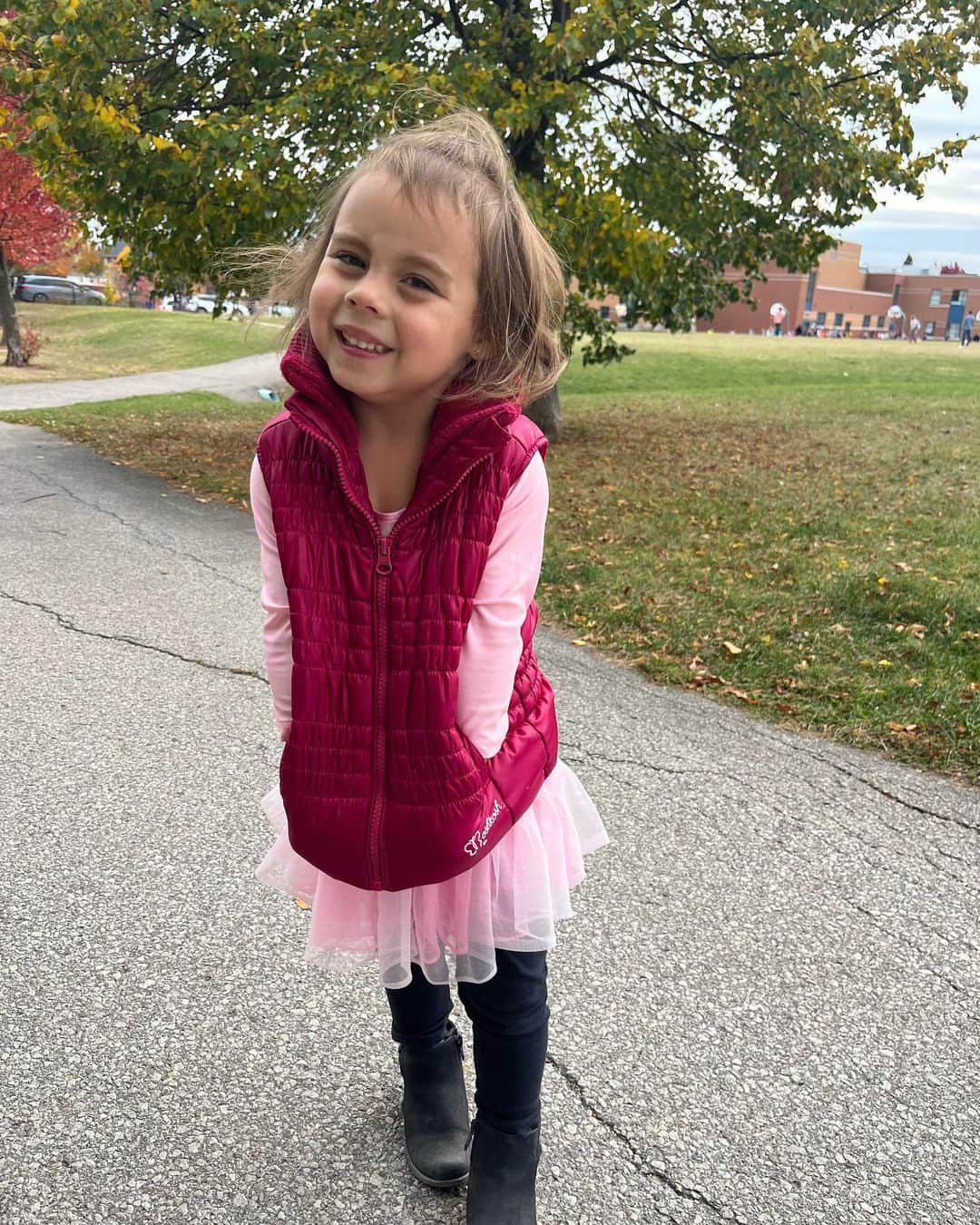 メーガン・デュアメルのインスタグラム：「Happy Birthday Sweet Girl!   Zoey is 4 today 🎉   Thoughtful, intellectual, brave and kind.   Can’t believe how far we’ve come! From the NICU to covid lockdowns and now to kindergarten!   Proud to be her mama!   Cake from @theheartyhooligan 🎂   #thisis4 #happybirthday」