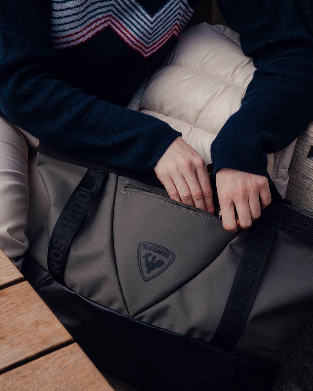 ロシニョールのインスタグラム：「From ski gear to your everyday essentials, the versatility of the Rossignol 30L tote bag has no limits. 💯    With durable waterproof materials as well as waterproof fabrics that seal out rain and snow, this bag would be your ultimate companion for any adventure! 🤩  Get yours at rossignol.com   #Anotherbestday #totebag 📸 @anth.film」