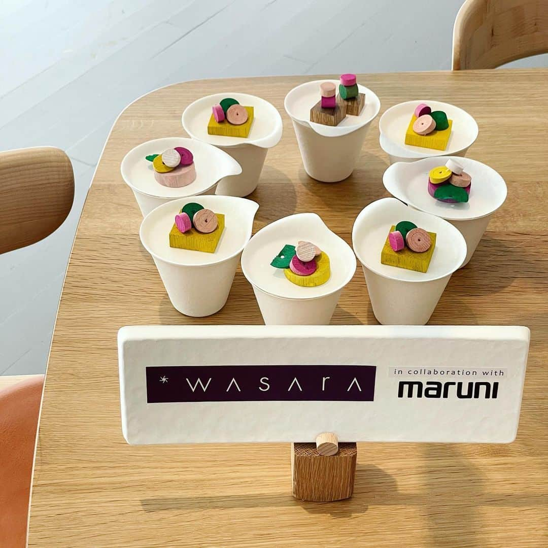 福田里香のインスタグラム：「UPCYCLE & RECYCLE WASARA in collaboration with maruni @designart_tokyo   ❶ 最初の画像 カップの上にのせた８枚の丸皿が 新商品の「取手皿」です。 既存商品のカップの上に ぴったり載せられるから 立食パーティーの際だって 両手が塞がりません。 @wasaraofficial  @michiyotanabe   ❷ 次の画像 「WASARA flower stand」 取手皿×8枚+カップ×8個を 花の形にかわいく収納できるよう デザインしたUPCYCLEな プレートスタンドです。 #楽しい気持ちは器を手に取るところからはじまる  ❸3枚目以降 WASARA各種に 木片をRECYCLEして製作した WOODEN FOODSを （食品型の木製積み木の総称） 盛り付けました。 ぜひ寸法の参考にしてください。  ❹最後の画像 maruniさんからご提供いただいた 家具を作る際に出る「木片」です。 この木片でWOODEN FOODSを 製作しました。 （めちゃくちゃ楽しかった）  最終日は今週１０／２９日曜日です。 会場　エスコルテ青山1F  （外苑前駅から徒歩1分）  @designart_tokyo  ぜひご来場ください。  @maruni_official  @maruni_tokyo  @miho_kawamura_」