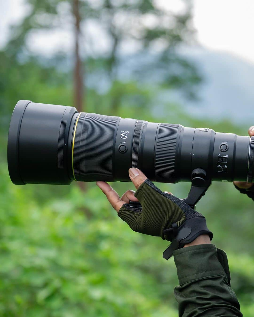 Nikon Australiaさんのインスタグラム写真 - (Nikon AustraliaInstagram)「Go the distance with our latest super-telephoto lens: NIKKOR Z 600mm f/6.3 VR S. Available now!  Mighty small and mighty powerful, the NIKKOR Z 600mm f/6.3 VR S stands as the lightest 600mm NIKKOR S lens in its category, thanks to the innovative PF Lens element. Perfect for wildlife or sports moments, this handheld powerhouse is ready for anything, offering up to 6 stops of VR performance* and robust dust & drip resistance.  *Measured in accordance with CIPA standards with VR function set to NORMAL and zoom at the maximum telephoto position.   Discover more and secure your lens today at the link in our bio. 🔗☝️  #Nikon #NikonAustralia #MyNikonLife #NikonCreators #NIKKOR #600mm #ZSeries #SuperTelephoto #BirdPhotography」10月26日 7時17分 - nikonaustralia