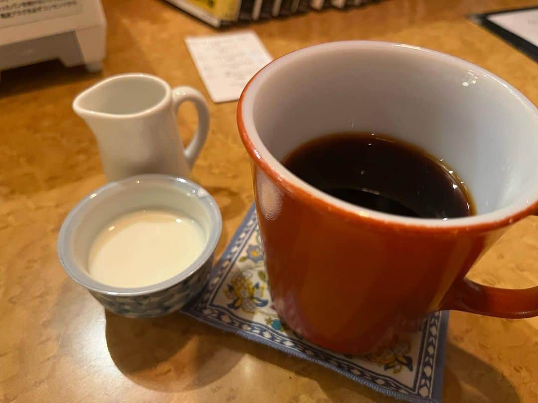 江間丈さんのインスタグラム写真 - (江間丈Instagram)「コーヒーが大好きな方との素敵な時間でした。 どれだけいいものを提供しても、価値は受け手の価値観に委ねられるという難しさと『正解がない』正解を求めて探究し、葛藤を楽しむところが映像制作とすごく似てると感じました。 先入観で選ばないために敢えて4つのコーヒー豆を食べて、豆を選ぶところに何かヒントがあった気がする。カフェラテも自分の口の中で混ぜ合わせるんだって。」10月26日 7時17分 - ema_takeru_official