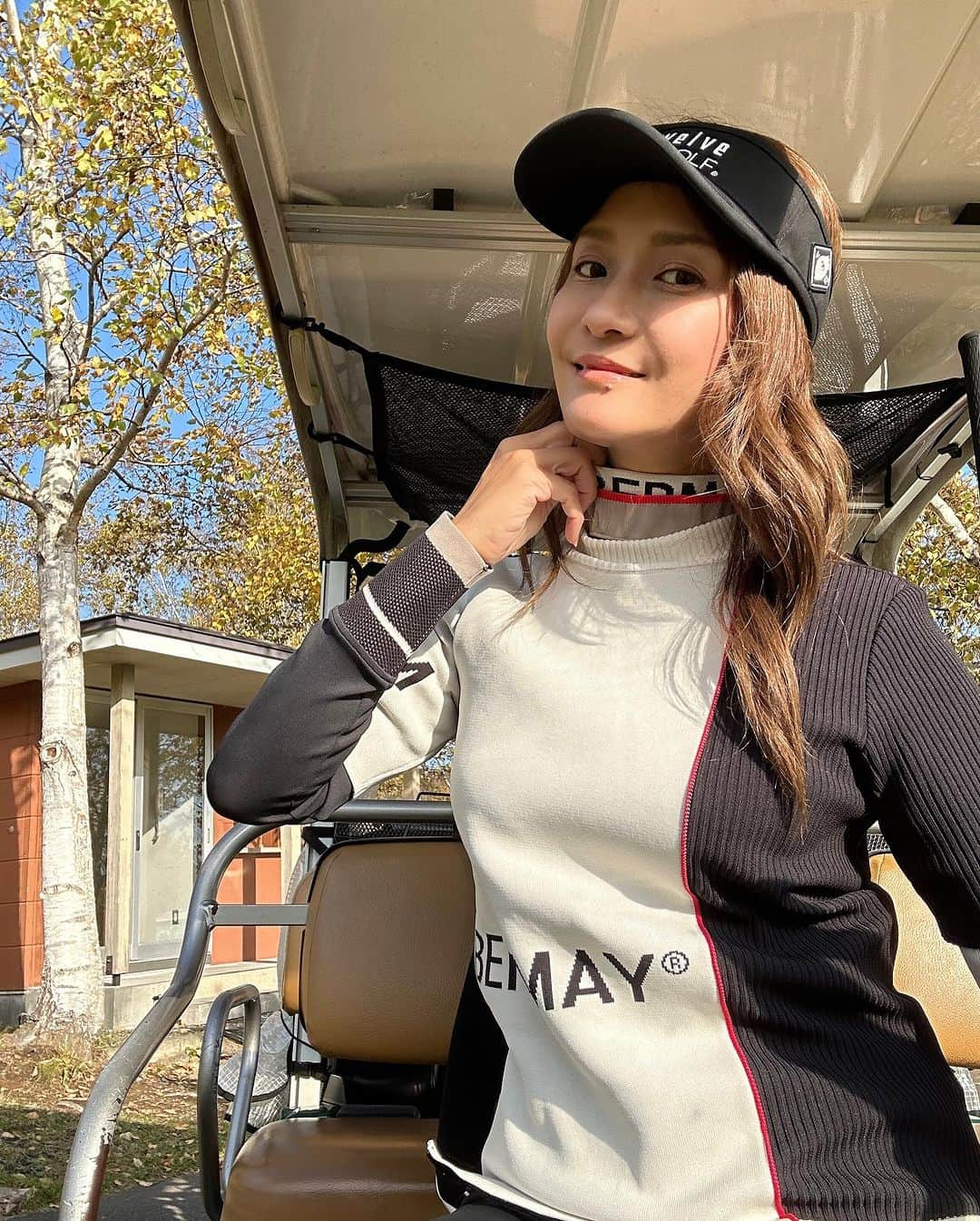 Sayaka.Mさんのインスタグラム写真 - (Sayaka.MInstagram)「. 昨日のfamily golf⛳️ 天気も良く☀️最高に気持ちよかった 前日、今年初の練習をして🤣  やっぱり練習大事ですね(当たり前) 112だったけど、最終2ホール大叩きしてそれだから 途中まで100ペースだから私にしたらかなり進歩🤭  真面目に練習しようと決める✨ パーも取れたし🏌️‍♀️  コーデは @the_sun_golf にて購入  先日女子プロの方も着ていて優勝🏆された @decembermay_golf  あとは @v12golf_official   トップス二枚重ねしていて首周りも可愛い 素材がいいと寒い時期も行けるから助かる🥰  #札幌ゴルフ #ゴルフコーデ #ゴルフ好きな人と繋がりたい #札幌 #札幌市 #golf #ゴルフ女子 #ゴルフファッション #ゴルフ仲間 #ゴルフ上達 #ゴルフライフ #ゴルフ仲間 #ゴルフスタグラム #札幌ゴルフ女子#札幌ゴルフ場 #ゴルフ練習中#V12#decembermay」10月26日 7時18分 - insta.sayaka