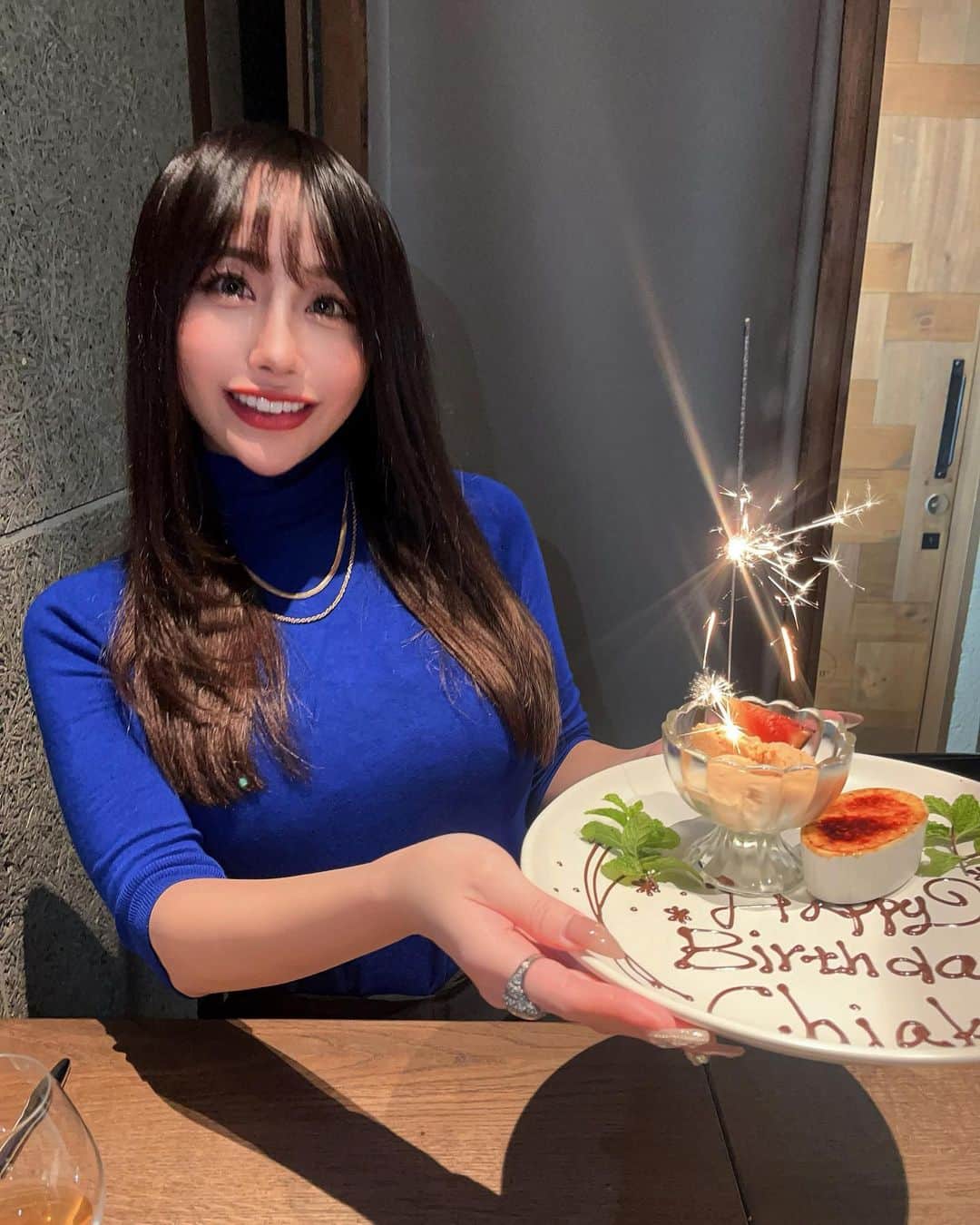 生田千秋のインスタグラム：「🎂誕生日は8月です 大好きな2人から❤️‍🔥 いつお祝いされてもめちゃくちゃ嬉しい🥰」