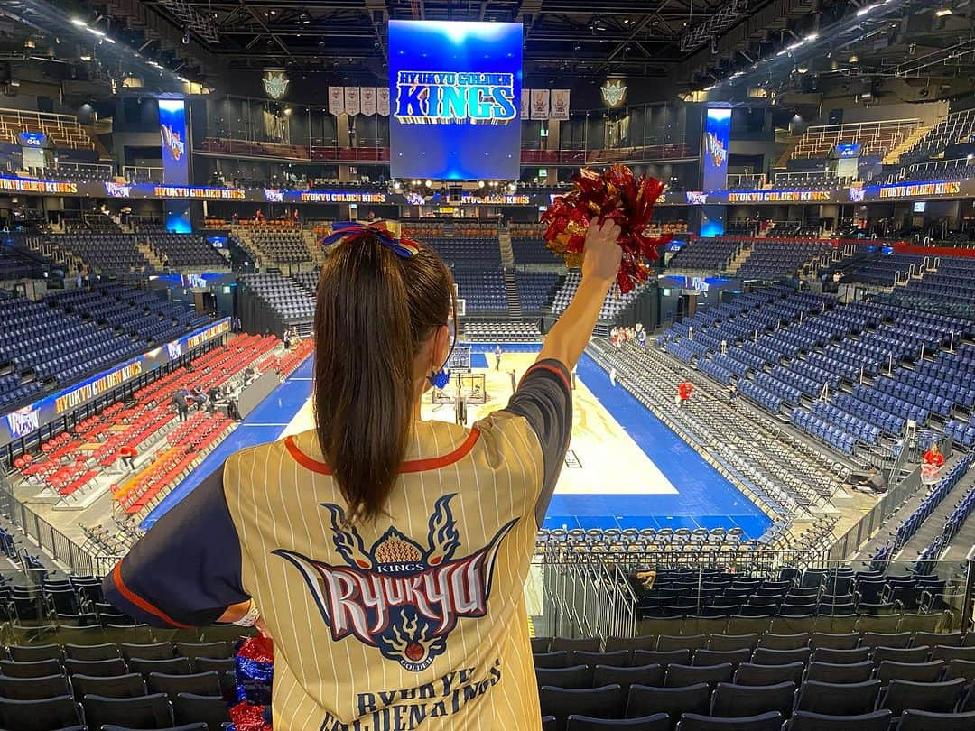 長嶺花菜さんのインスタグラム写真 - (長嶺花菜Instagram)「🏀 妹の推しは田代キャプテン✨ 最近は、応援ボードをぱぱっと作る妹。 職人技！ ファンサもらえるといいね😘  @navi_sco   #キングス女子 #キングスシスターズ 👭 #琉球ゴールデンキングス」10月26日 7時29分 - kana_nagamine