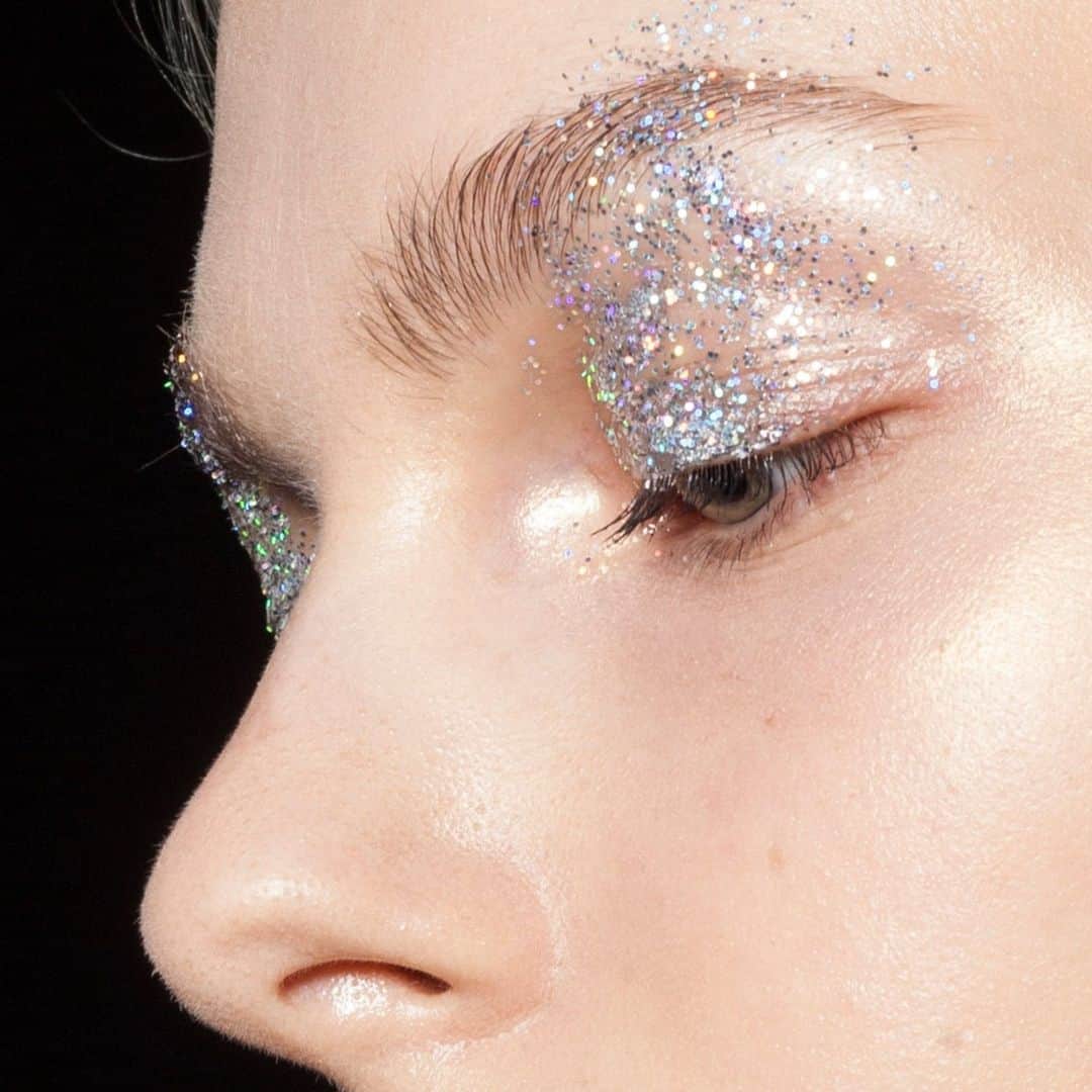 Vogue Beautyのインスタグラム：「Goodbye, gilter? Today, the EU has now imposed a ban on loose plastic glitter that’s not dissolvable or biodegradable, as part of its wider policy on microplastics, beginning this month. From 2027, rinse-off cosmetics containing loose plastic glitter will also be banned, while leave-on cosmetics will be banned from 2029. Meanwhile, glitter on clothing, where the decoration is considered secondary to the design, is not included in the ban (while a party hat covered in glitter is included, for example). At the link in bio, Vogue takes a look at how you can still embrace the sparkle in an eco-friendly way.」