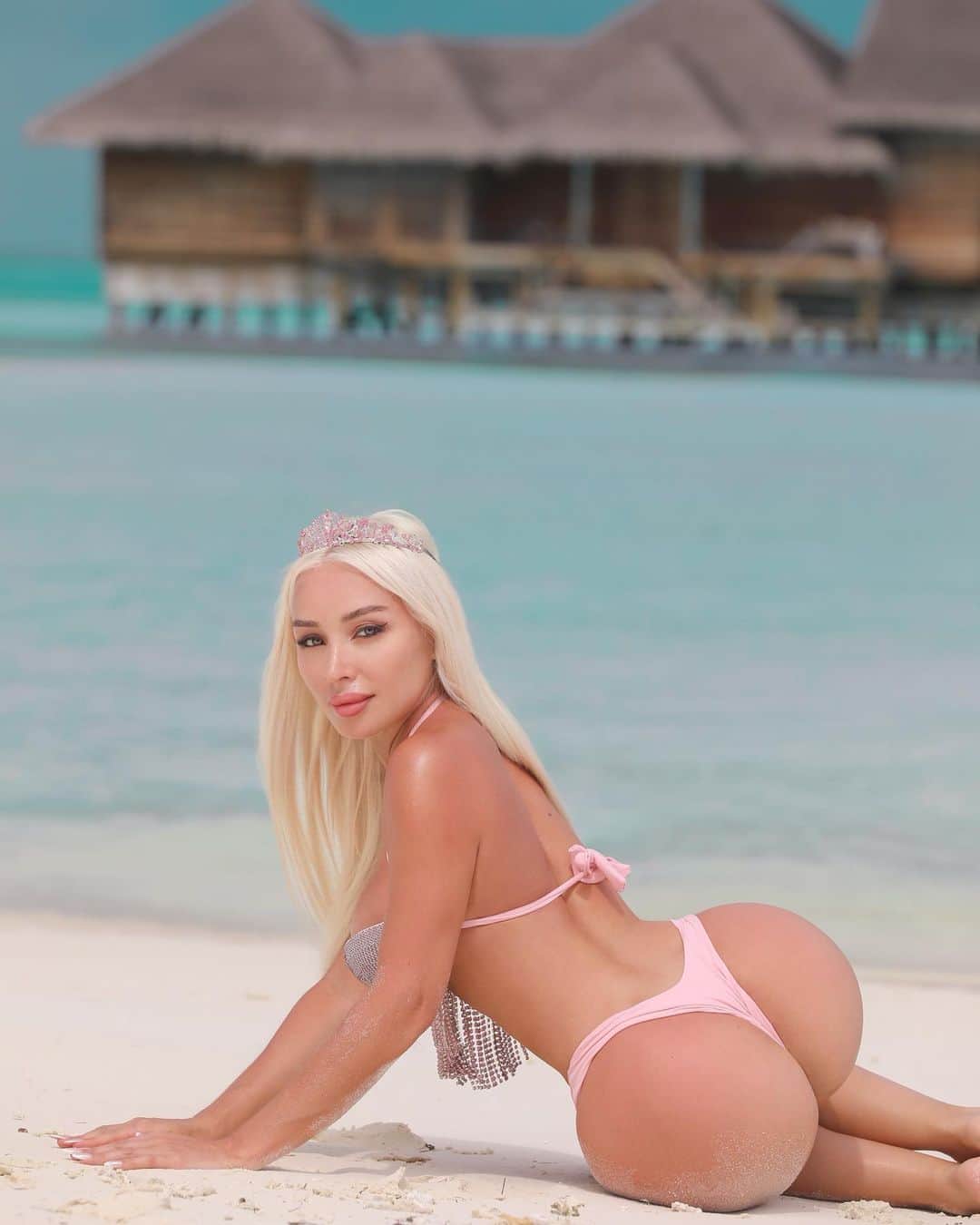 ダニエラ・チャベスのインスタグラム：「Is my Birthday🥳💗 26/10 🦂 en Dubai ya es 🤣 y tomé esta foto en Maldivas de Cumpleaños 🧜🏻‍♀️ Gracias por sus saludos, que la Vida les devuelva todos sus lindos deseos 🎁 Merecemos lo que Soñamos! 🙏」