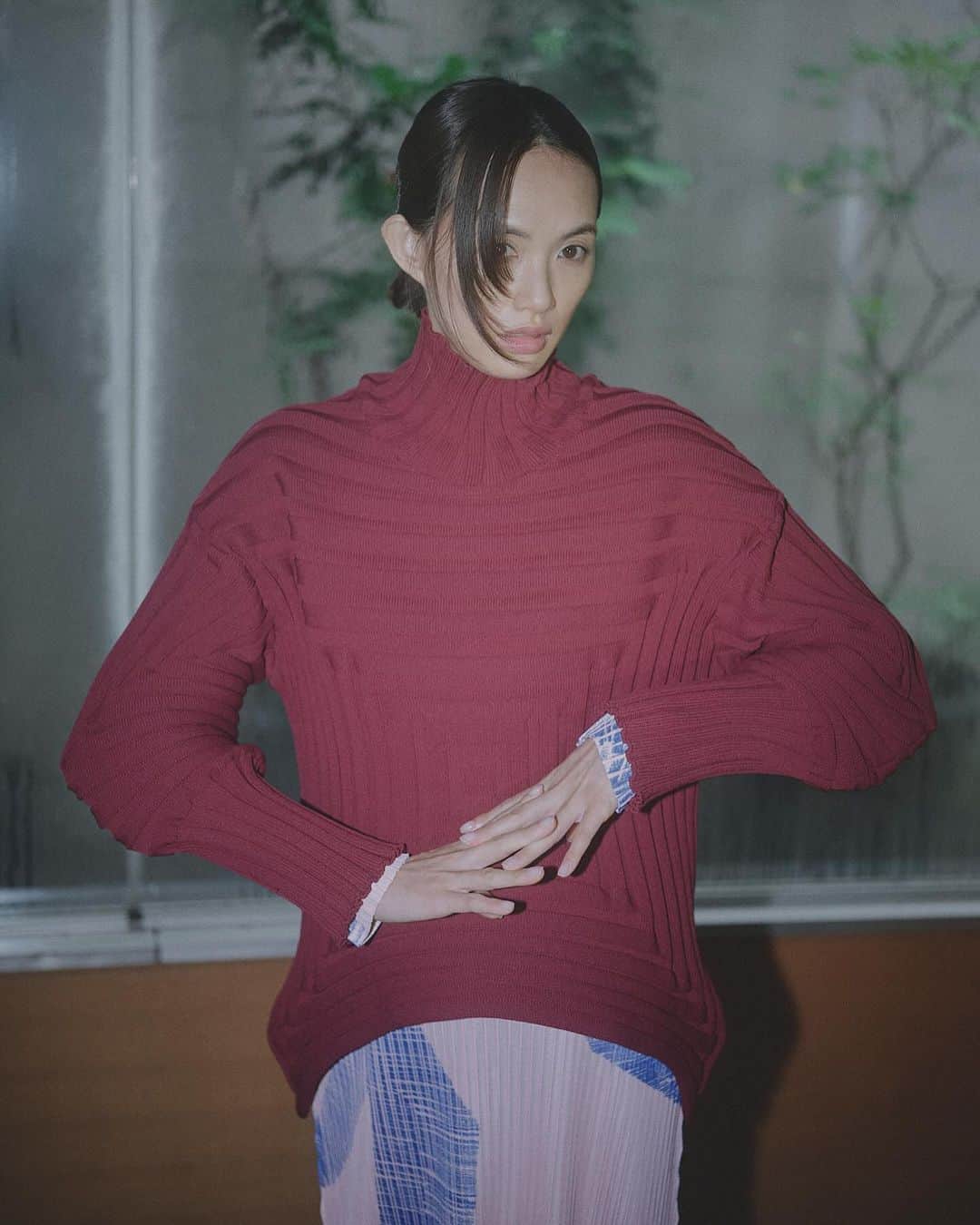 臼田あさ美のインスタグラム：「The Fashion Post @tfpjp にて、@pleatspleaseisseymiyake のストーリーが公開されています💁🏻‍♀️ こちらはvol.3.4になります🌛❄️🔮」