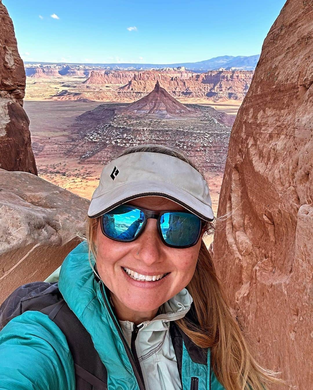 ヘイゼル・フィンドレーさんのインスタグラム写真 - (ヘイゼル・フィンドレーInstagram)「It’s been a relaxed and fun week climbing in the Moab area. We had 4 days cragging in Indian Creek, a day hiking around Canyonlands National Park and we climbed the North Six Shooter (iconic desert tower). I get a kick out of the scenery around here which sometimes feels closer to a Martian landscape than the lush greenery I’m used to back home.   Throughout my career it’s been important for me to spend stretches of time (sometimes pretty long) climbing without an agenda. And this past week represented that fun ‘going with the flow’ climbing mentality. Now we’re heading west!   @blackdiamond @lasportivagram @angus.kille」10月26日 7時32分 - hazel_findlay