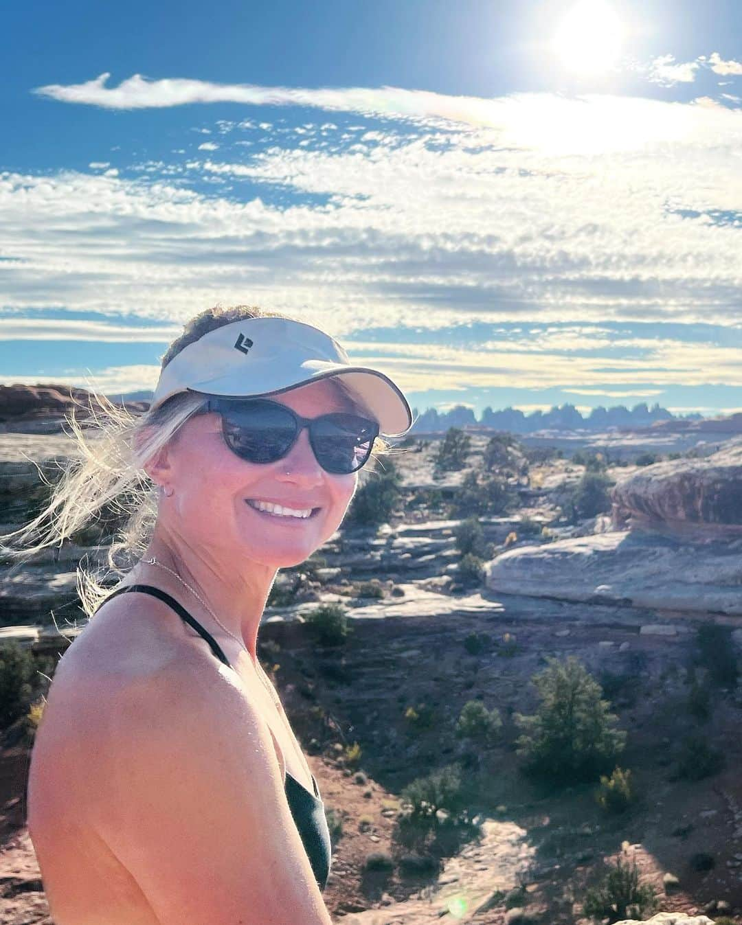 ヘイゼル・フィンドレーさんのインスタグラム写真 - (ヘイゼル・フィンドレーInstagram)「It’s been a relaxed and fun week climbing in the Moab area. We had 4 days cragging in Indian Creek, a day hiking around Canyonlands National Park and we climbed the North Six Shooter (iconic desert tower). I get a kick out of the scenery around here which sometimes feels closer to a Martian landscape than the lush greenery I’m used to back home.   Throughout my career it’s been important for me to spend stretches of time (sometimes pretty long) climbing without an agenda. And this past week represented that fun ‘going with the flow’ climbing mentality. Now we’re heading west!   @blackdiamond @lasportivagram @angus.kille」10月26日 7時32分 - hazel_findlay