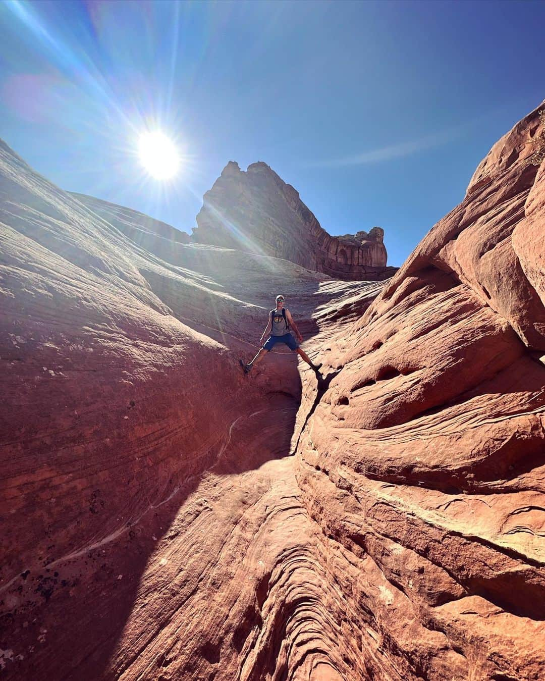 ヘイゼル・フィンドレーさんのインスタグラム写真 - (ヘイゼル・フィンドレーInstagram)「It’s been a relaxed and fun week climbing in the Moab area. We had 4 days cragging in Indian Creek, a day hiking around Canyonlands National Park and we climbed the North Six Shooter (iconic desert tower). I get a kick out of the scenery around here which sometimes feels closer to a Martian landscape than the lush greenery I’m used to back home.   Throughout my career it’s been important for me to spend stretches of time (sometimes pretty long) climbing without an agenda. And this past week represented that fun ‘going with the flow’ climbing mentality. Now we’re heading west!   @blackdiamond @lasportivagram @angus.kille」10月26日 7時32分 - hazel_findlay