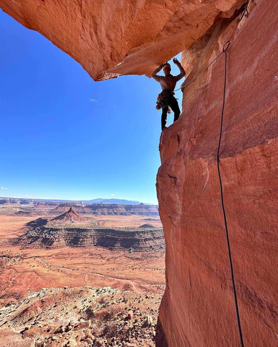 ヘイゼル・フィンドレーさんのインスタグラム写真 - (ヘイゼル・フィンドレーInstagram)「It’s been a relaxed and fun week climbing in the Moab area. We had 4 days cragging in Indian Creek, a day hiking around Canyonlands National Park and we climbed the North Six Shooter (iconic desert tower). I get a kick out of the scenery around here which sometimes feels closer to a Martian landscape than the lush greenery I’m used to back home.   Throughout my career it’s been important for me to spend stretches of time (sometimes pretty long) climbing without an agenda. And this past week represented that fun ‘going with the flow’ climbing mentality. Now we’re heading west!   @blackdiamond @lasportivagram @angus.kille」10月26日 7時32分 - hazel_findlay