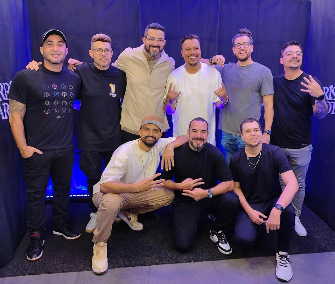 Sorriso Marotoのインスタグラム：「Ontem foi dia de comemorar os 10 anos de carreira dos @os4amigos em uma festa linda e nós fomos convidados pra agitar a galera e fazer o show da noite. Arrasta pro lado pra ver a resenha! 🤣♥️  Irmãos, o que desejamos pra vocês é o mesmo que pra nós. Muita união e parceria pra vocês seguirem levando alegria e fazer a galera rir por mais muitos anos de carreiras! 🙌🏽  Obrigado por escolherem a gente e pelo carinho de sempre, também somos fãs de vocês. Sucesso! 👊🏽」