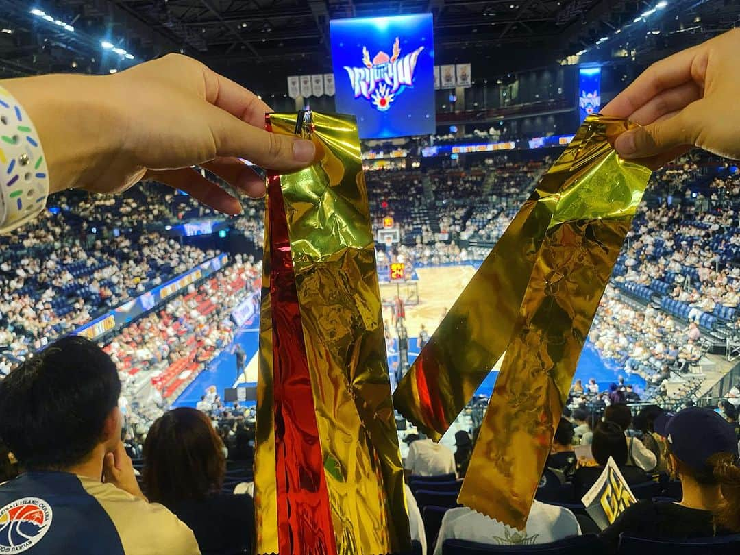 長嶺花菜のインスタグラム：「🏀 #キングス ホーム開幕戦！ 川崎に負けて悔しかったけど、 初のキラキラ隊で応援楽しかったー😆 キラキラテープを思いっきり振り続けて、 フリースローを阻止できた🙌よっしゃ🤩  #琉球ゴールデンキングス #キラキラ隊」