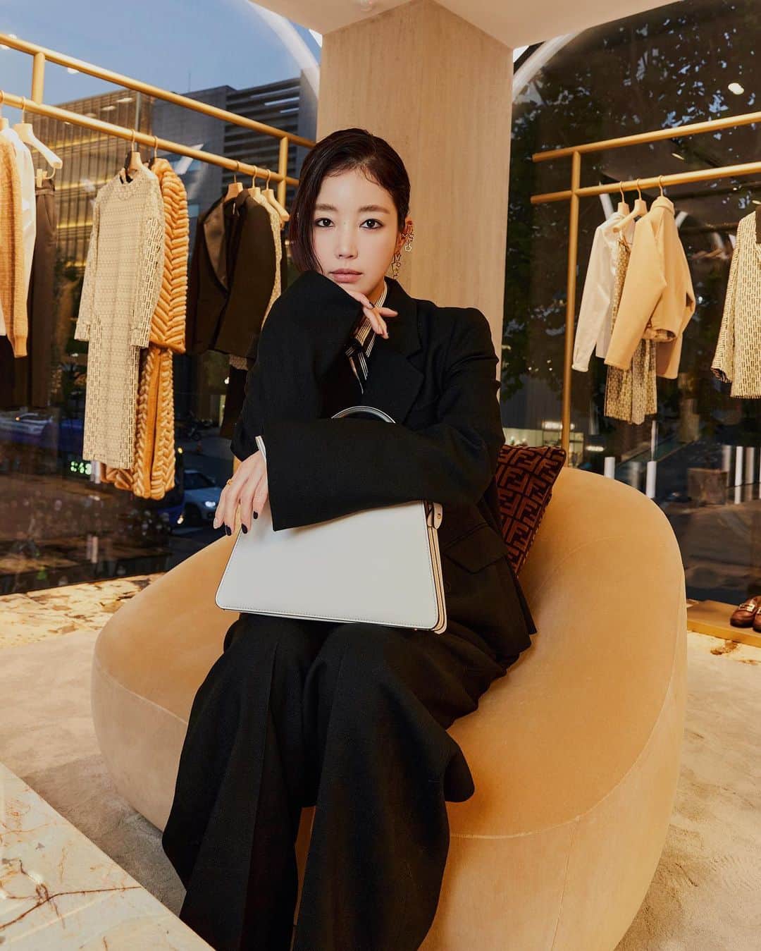 キ・ウンセのインスタグラム：「조콤 멋있어 보이고 싶었더..😎 초대 감사합니다 🫶🏻 @fendi  . . #FendiWinter #fendi  #kiootd🌿 #ootd」