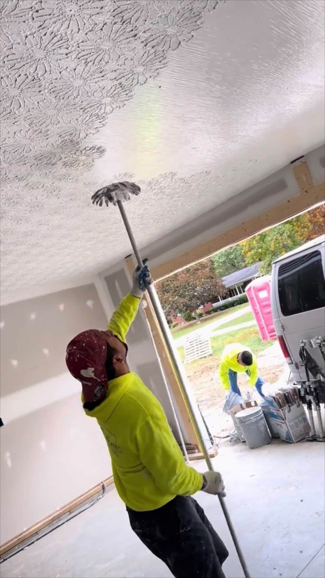 StreetArtGlobeのインスタグラム：「Creating a ceiling pattern 😳🧹 Do you like the result? 🤷🏽‍♂️  With @luisgarcia0495」