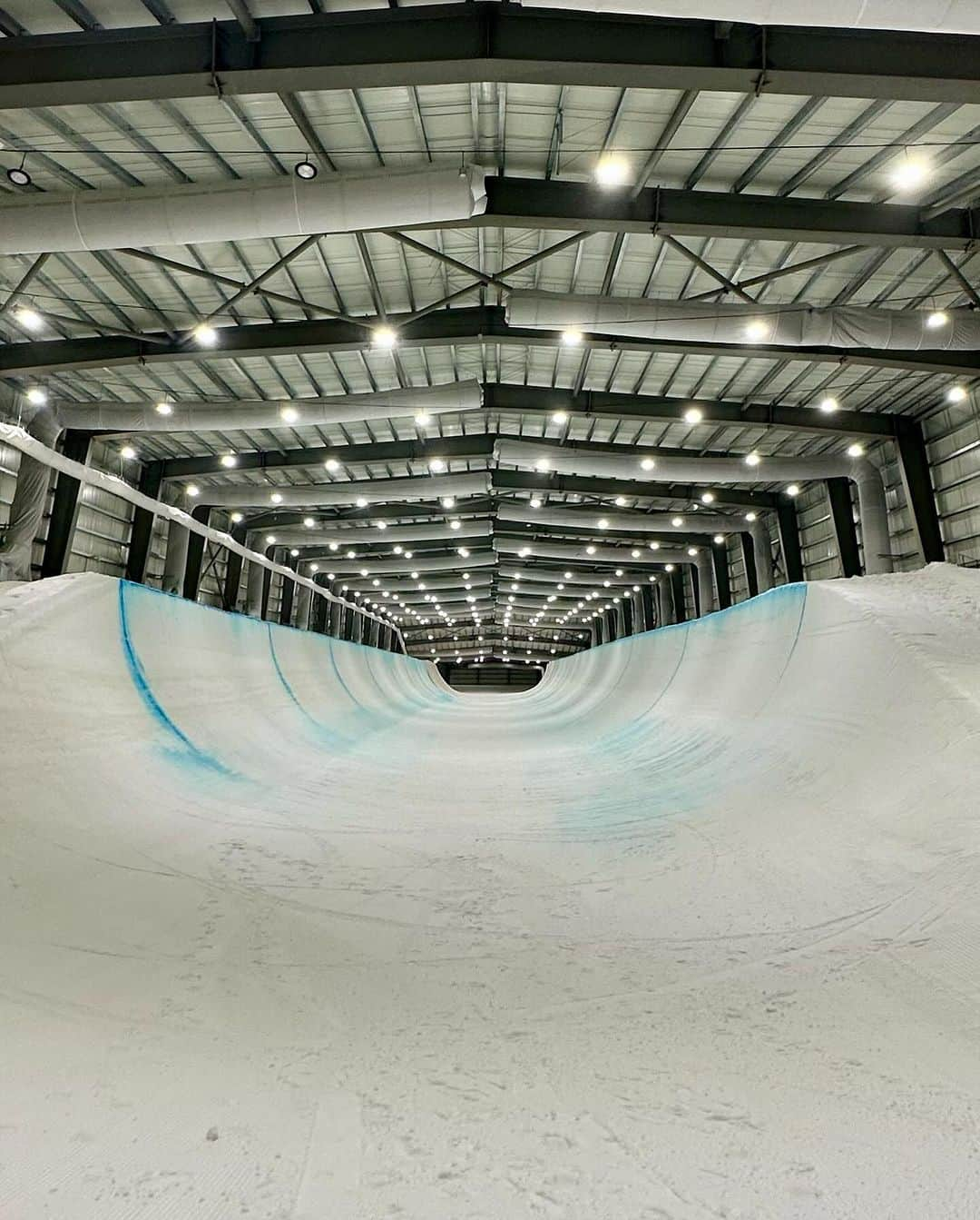 アナログクロージングさんのインスタグラム写真 - (アナログクロージングInstagram)「Heaven is a halfpipe 😇  The #BurtonTeam warms up for winter with a session in the world’s only indoor superpipe.   🎥 @russell69  #Burton  #Snowboarding」10月26日 7時43分 - burtonsnowboards