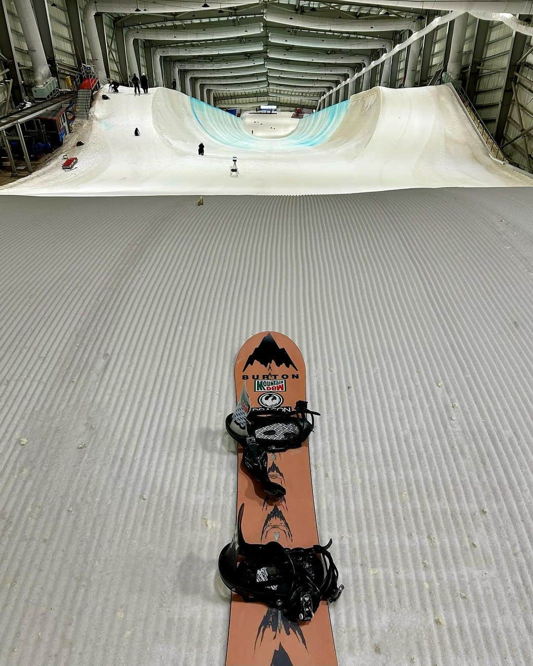 アナログクロージングさんのインスタグラム写真 - (アナログクロージングInstagram)「Heaven is a halfpipe 😇  The #BurtonTeam warms up for winter with a session in the world’s only indoor superpipe.   🎥 @russell69  #Burton  #Snowboarding」10月26日 7時43分 - burtonsnowboards