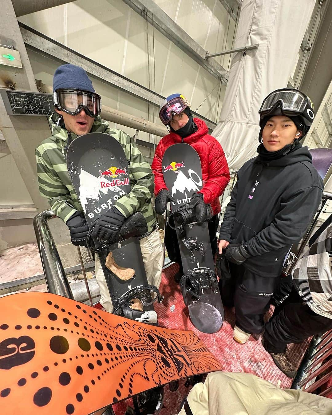 アナログクロージングさんのインスタグラム写真 - (アナログクロージングInstagram)「Heaven is a halfpipe 😇  The #BurtonTeam warms up for winter with a session in the world’s only indoor superpipe.   🎥 @russell69  #Burton  #Snowboarding」10月26日 7時43分 - burtonsnowboards