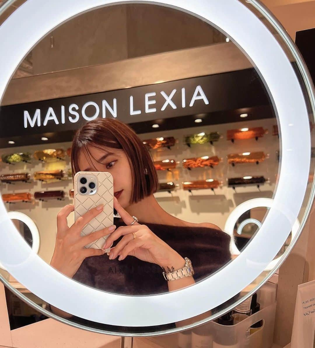 青野未来 / MikuAonoのインスタグラム：「. . 久々に @maisonlexia_stores 阪神梅田本店へ🤍  今回は気になってた美容液を求めて🤭🤍 レチノールに代わる注目の美容成分って聞いて気になってたバクチオール🤍🤍 レチノール結構ピリピリするし、 紫外線対策しないとだから朝には使ってなかったけど、バクチオールは朝から使えるし敏感肌の方でも安心して使えるみたい🤭🌱 今までのケアにプラスして使ってみてる🙌🙌  メゾンレクシアの店舗限定コフレもすごい良さそうだった!!🥰 クリスマスプレゼントにも良さそうなセットもあったよ〜🎄(3枚目) 10/31までにコフレを予約するとかっさプレートがプレゼントなんだって🎁豪華!!!🫣  直営店に行かれる際には お好きなミニサイズが2つもらえるみたいなので私のinstagramを見たと伝えて下さい🤍(11月末まで) 私はナイトクリームとアイクリームにしたよ🙌🤍 . . #PR#メゾンレクシア#メゾンレクシア阪神梅田本店#メゾンレクシア淀屋橋店#バクチオール#30代美容#ママ美容」