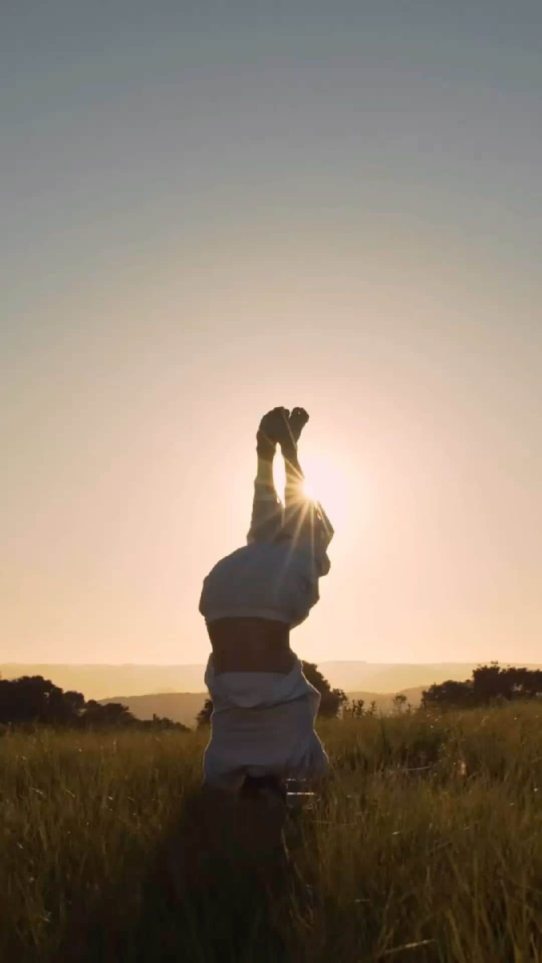 屬美於のインスタグラム：「Mioyoga style メンバーでhealthy Life challengeを行います🌈🌈🌈💕  期間は11月1日からクリスマスまで！  やるもよし、やらないもよし、 目標は人それぞれ！  ダイエットでもよし、冷え解消でもよし、悪習慣を正したいもよし、むくみを取りたいもよし、シンプルに変わりたい！もよし、  私もクリスマスまでの間一緒にチャレンジをします💓🫶  またクラスではヘルシースープ🍲レシピのシェアや、まずは自分を知るために、体内水分量や筋肉量の測定からアドバイス、目標設定シートまで行っています。  私もがんばるぞー！  ご希望の方は本日のレッスンから🫶🌈お声がけください！  私が応援隊長になってサポートしていきます！  #mioyogastyle #yoga」