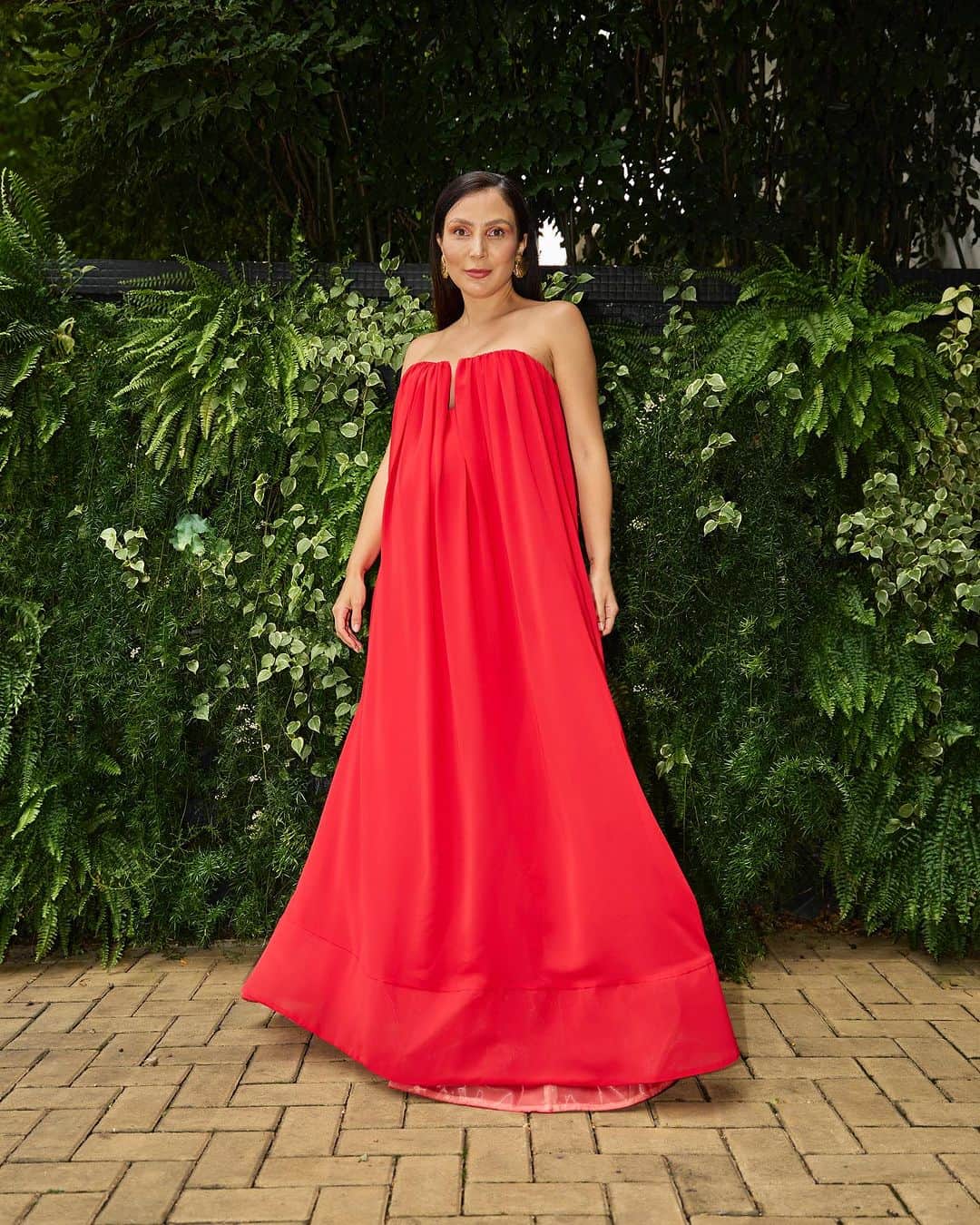 Lalá Noletoのインスタグラム：「Power dress @agilitabrasil ✨ Vermelho intenso com muitoooooo movimento ! O verdadeiro significado do simple chic! Vestido do verão 23 da #agilita」