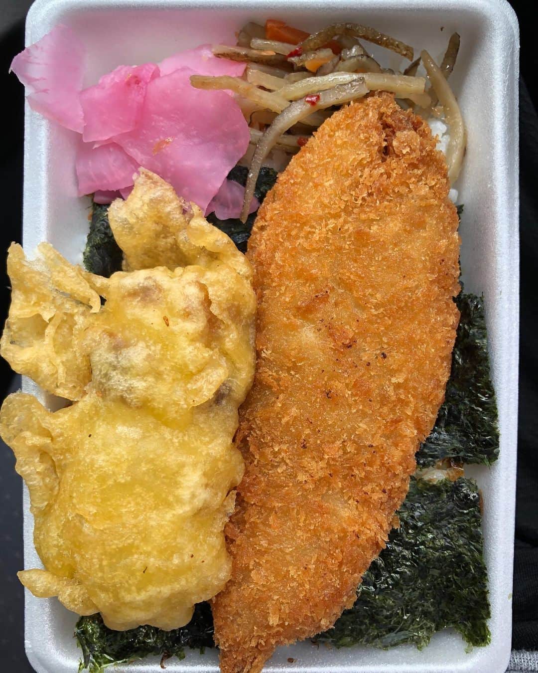 浜崎貴司さんのインスタグラム写真 - (浜崎貴司Instagram)「私は昨日、とても忙しくて昼ご飯をとる時間がなく、  久しぶりにお弁当屋さんで海苔弁を買って、  仕事の合間にいただきました。  海苔弁って不思議ですね。  のりがご飯の上に乗っているだけなのにうまい！  海苔の魔法！  魚のフライにソースかけるのもたまらなかった。  もちろんちくわ揚げは言わずもがな。  ああ、きんぴらごぼうも忘れてはいけません。  さらにおやつはミニストップのクロワッサンたい焼き。  これは想像とは違う味。  皮がほんのり塩味。  そしてあんこ。  甘い、しょっぱいを行ったり来たりするやつでした！  無限ループをコンパクトに味わえます。  さて、今日も色んなライブの準備。  いよいよ明日はFLYING KIDSのビルボード東京公演です。  FLYING KIDSという名前で初めてライブをやったのが1985年12月。  場所は高尾にあった東京造形大学の学生ホールでした。  それからなんと38年が経過。  あのバンドがここまで旅をし続けるとは想像もしませんでした。  38年間かけて熟成させたバンドサウンドを是非、堪能して下さい。  チケットまだギリ間に合います。  よろしくお願いします。  #のり弁  #海苔弁  #ミニストップ  #ministop  #クロワッサンたい焼き」10月26日 7時50分 - hamazakitakashi_official