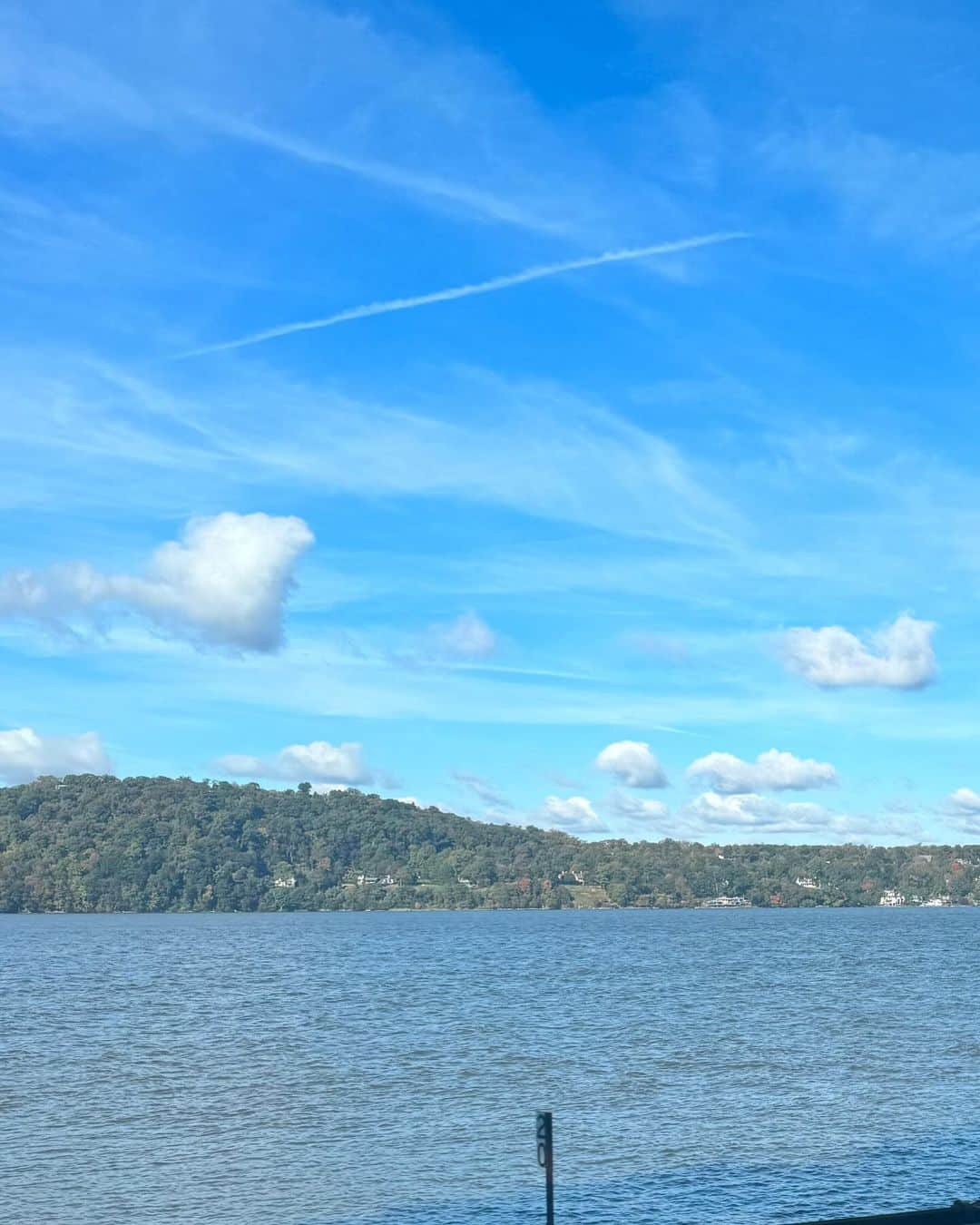 岡田育さんのインスタグラム写真 - (岡田育Instagram)「By the Hudson River. 🍁🚞 . I’ve been so down to hear about our sudden loss of Atsushi Sakurai the great singer/lyricist of Japan. I’m still not able to read the details or even say RIP thing out of my mouth, but let us keep on the parade he‘d led. . 突然の訃報に心乱され胸を痛めつつも、そんなこと書いてハッシュタグ経由でlikeを稼いで何になるとの想いもあり、日本語メディアから離れて暮らせる有難味を噛み締めつつ、まぁみんなハドソン川沿いの紅葉でも見て気を落ち着けてくれよな、とBGMにガタガタ＆ゴタゴト「Go-Go B-T Train」を選ぼうと思ったが、いや、今の気分はどう考えても「恋」ですね。去年の35周年千葉が最後。今年も観に行くつもりだった。あのBUCK-TICKが五人揃わない、櫻井敦司を喪った世界、まだ想像がつかない。2023年は著名人も友人もその両方である人たちもどんどん旅立ってしまう。」10月26日 7時52分 - okadaic