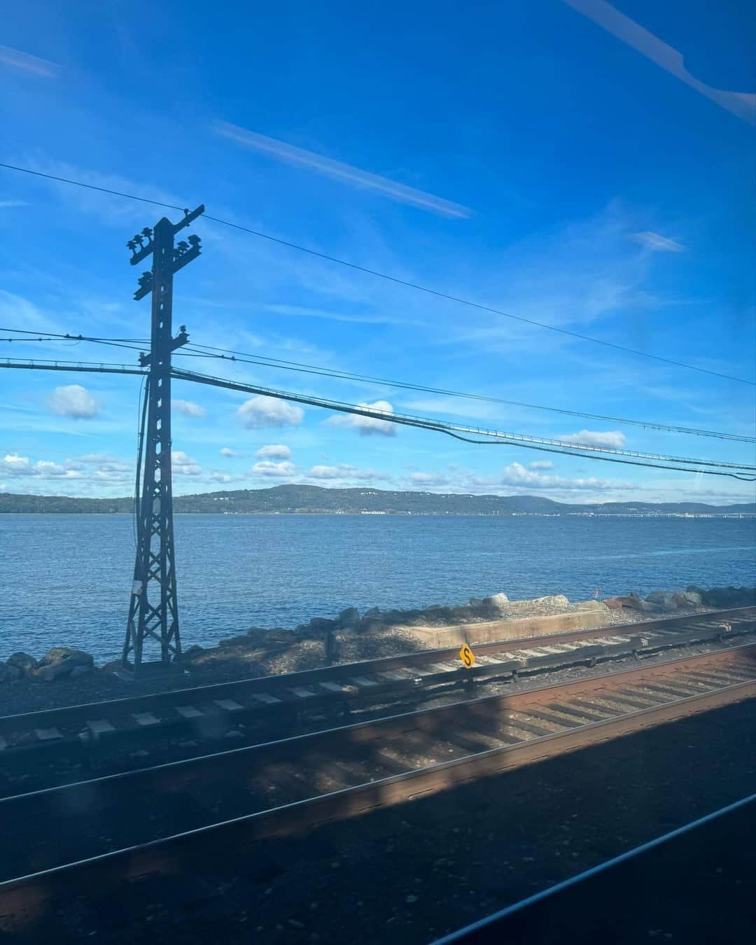 岡田育さんのインスタグラム写真 - (岡田育Instagram)「By the Hudson River. 🍁🚞 . I’ve been so down to hear about our sudden loss of Atsushi Sakurai the great singer/lyricist of Japan. I’m still not able to read the details or even say RIP thing out of my mouth, but let us keep on the parade he‘d led. . 突然の訃報に心乱され胸を痛めつつも、そんなこと書いてハッシュタグ経由でlikeを稼いで何になるとの想いもあり、日本語メディアから離れて暮らせる有難味を噛み締めつつ、まぁみんなハドソン川沿いの紅葉でも見て気を落ち着けてくれよな、とBGMにガタガタ＆ゴタゴト「Go-Go B-T Train」を選ぼうと思ったが、いや、今の気分はどう考えても「恋」ですね。去年の35周年千葉が最後。今年も観に行くつもりだった。あのBUCK-TICKが五人揃わない、櫻井敦司を喪った世界、まだ想像がつかない。2023年は著名人も友人もその両方である人たちもどんどん旅立ってしまう。」10月26日 7時52分 - okadaic